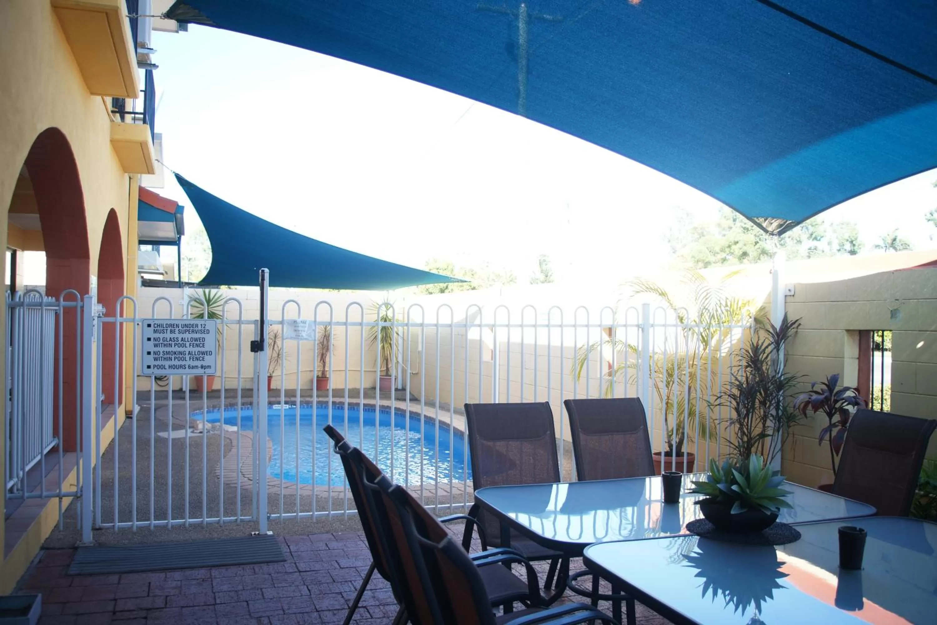 Swimming pool in Cedar Lodge Motel