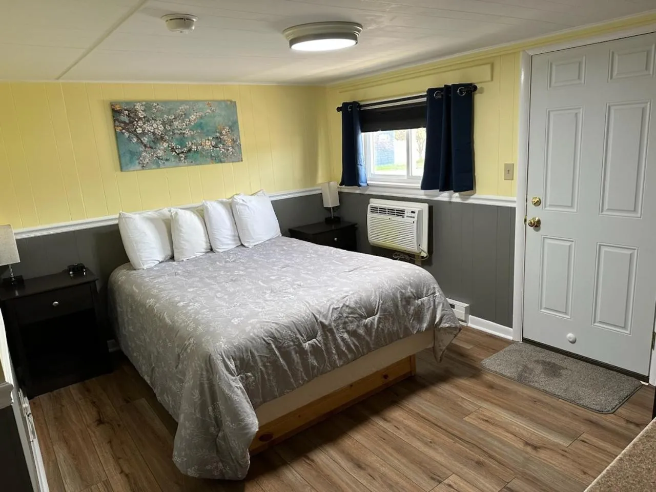 Bed in Sunset Motel at Armand's Gardens