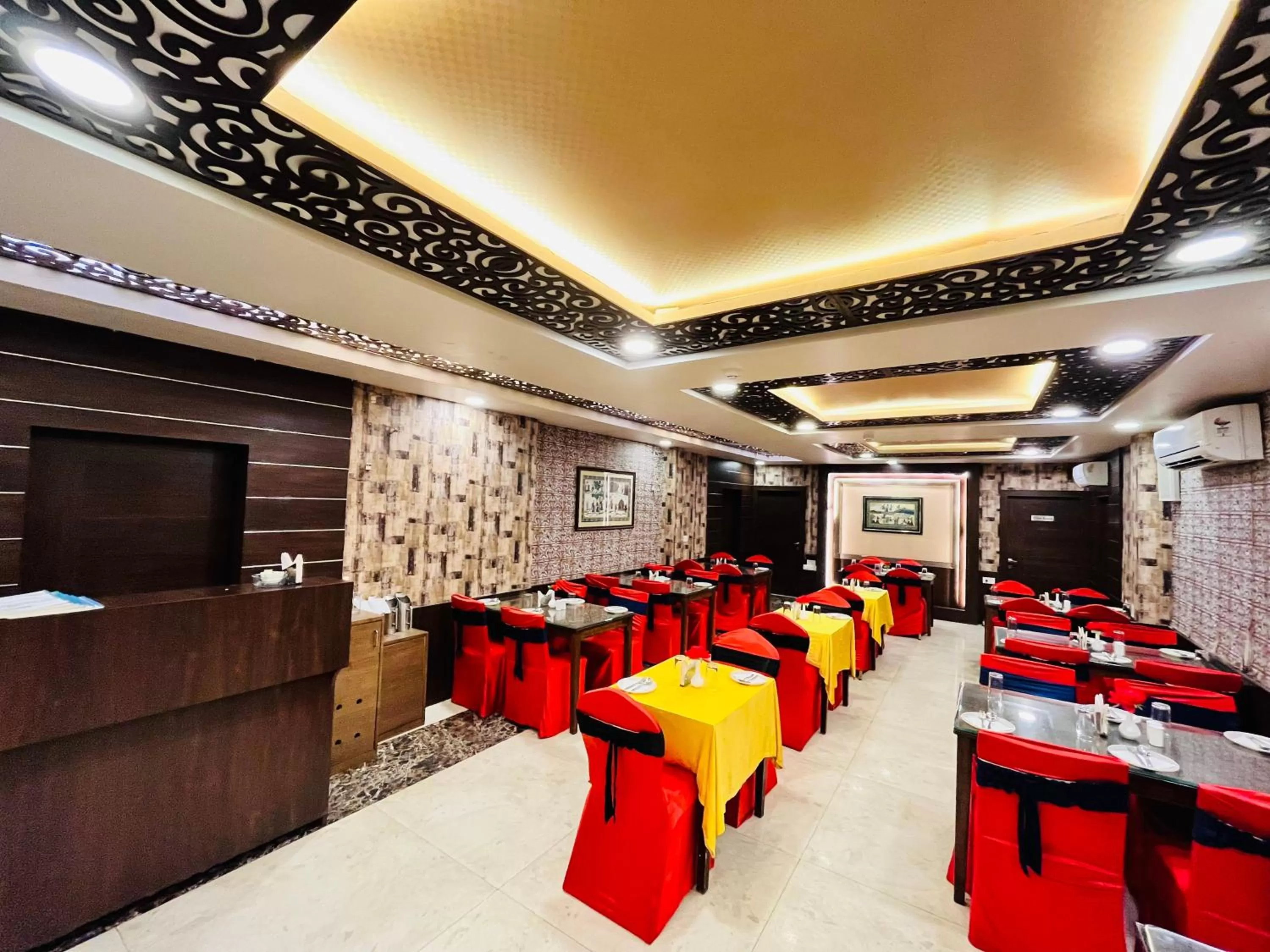 Restaurant/places to eat in Shankar Bhavan By Vinayak Hotels