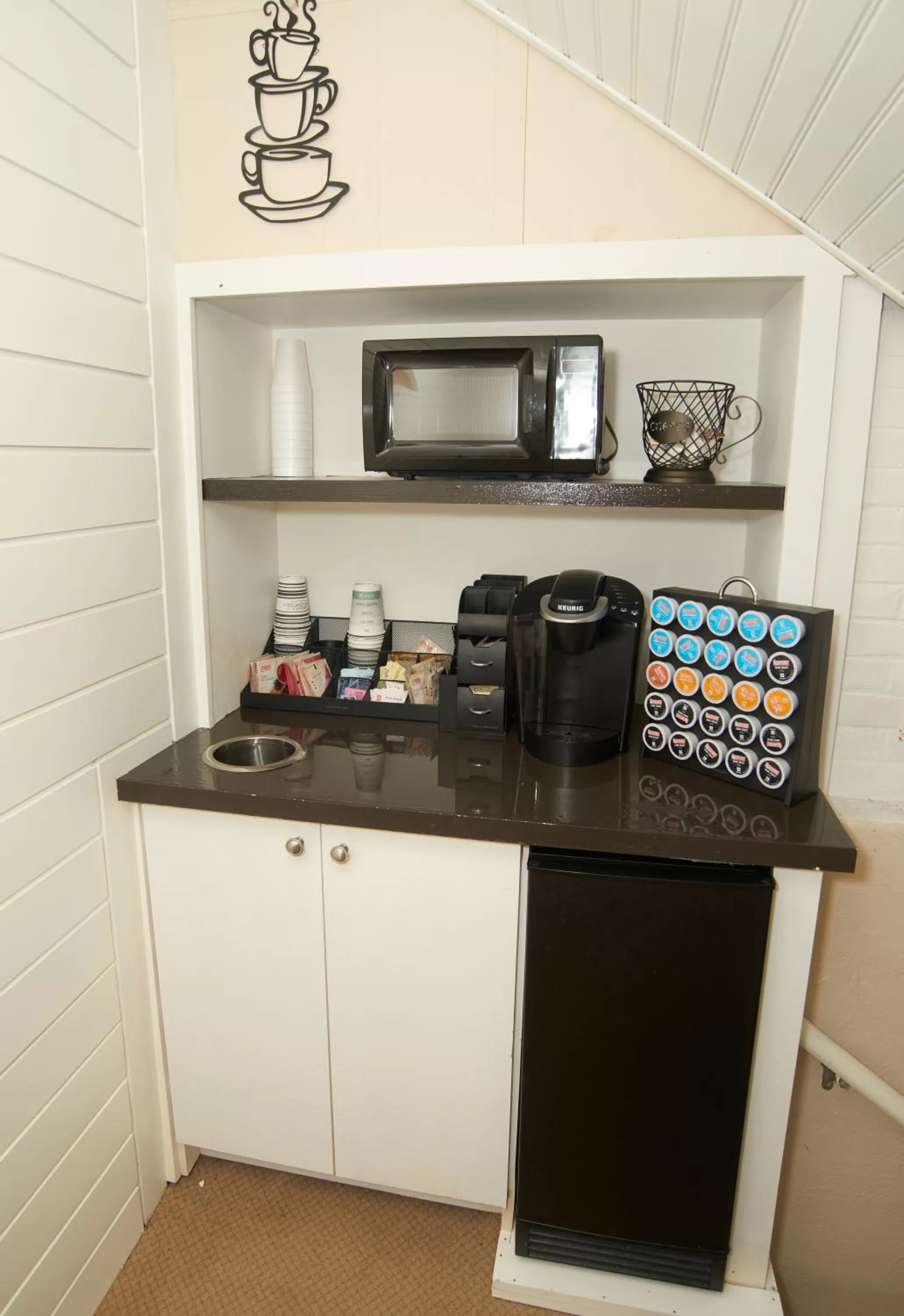 Kitchen/Kitchenette in Belknap Point Inn