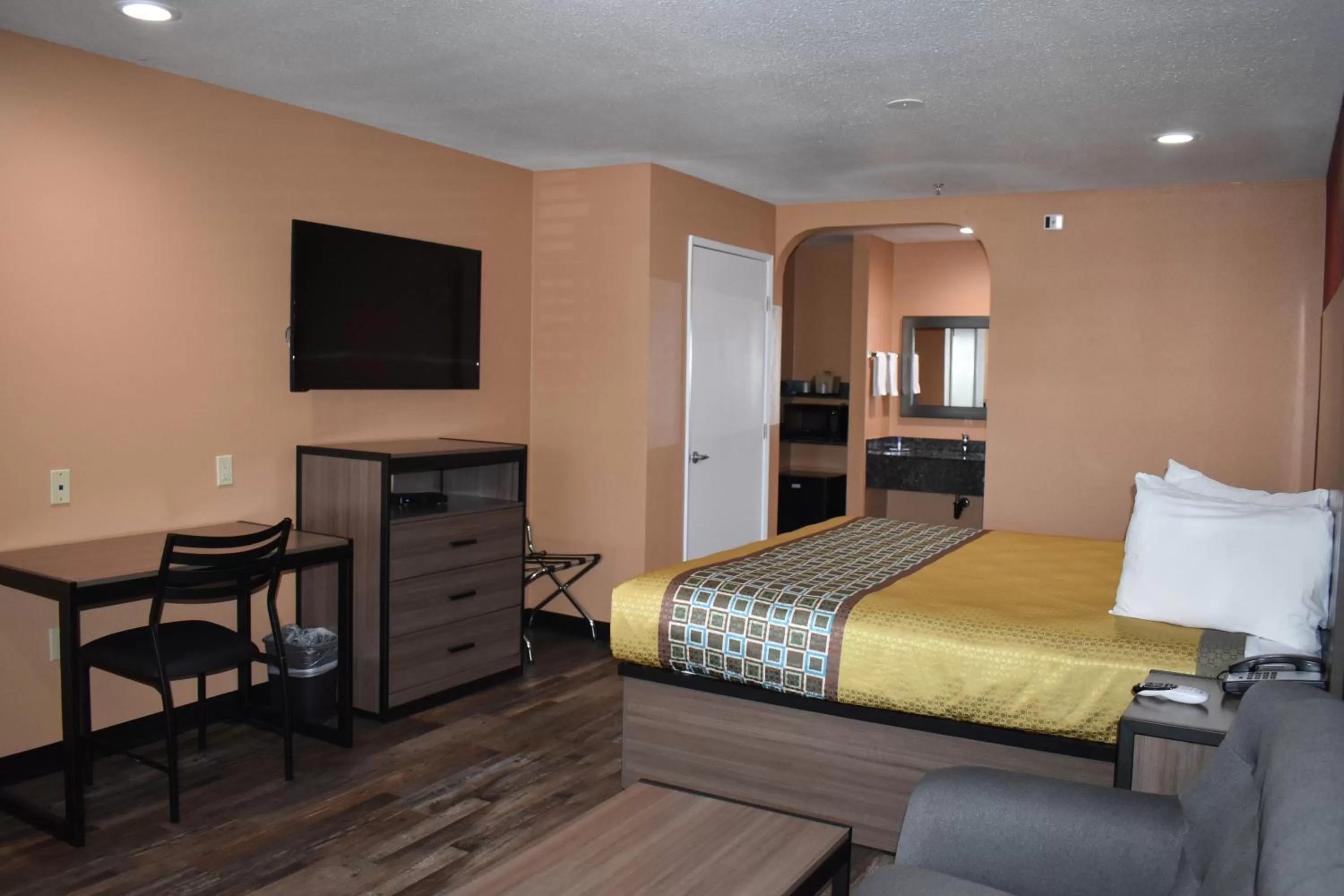 Bedroom, Bed in Americas Best Value Inn Manteca