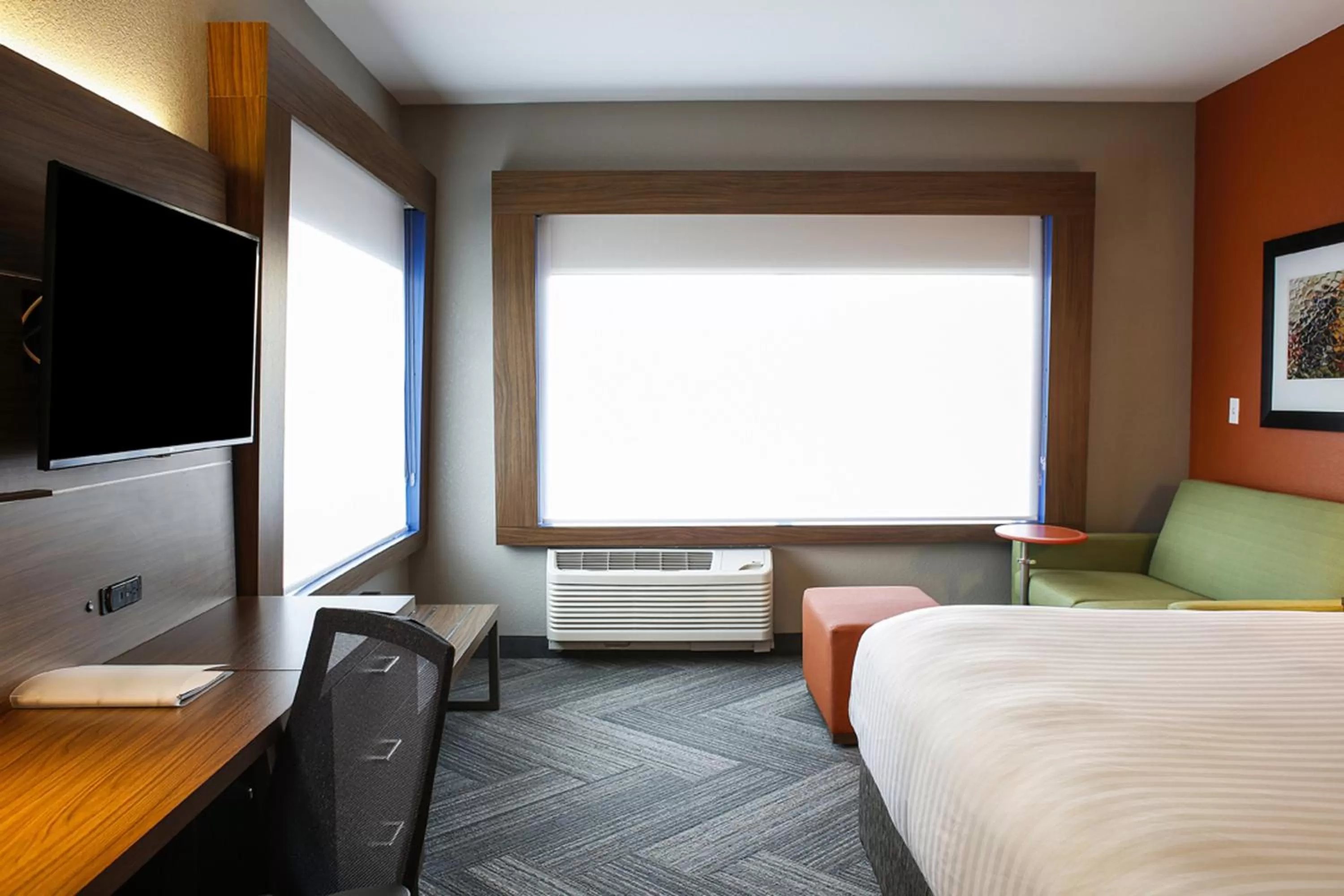 Photo of the whole room, Bed in Holiday Inn Express & Suites Downtown Louisville by IHG