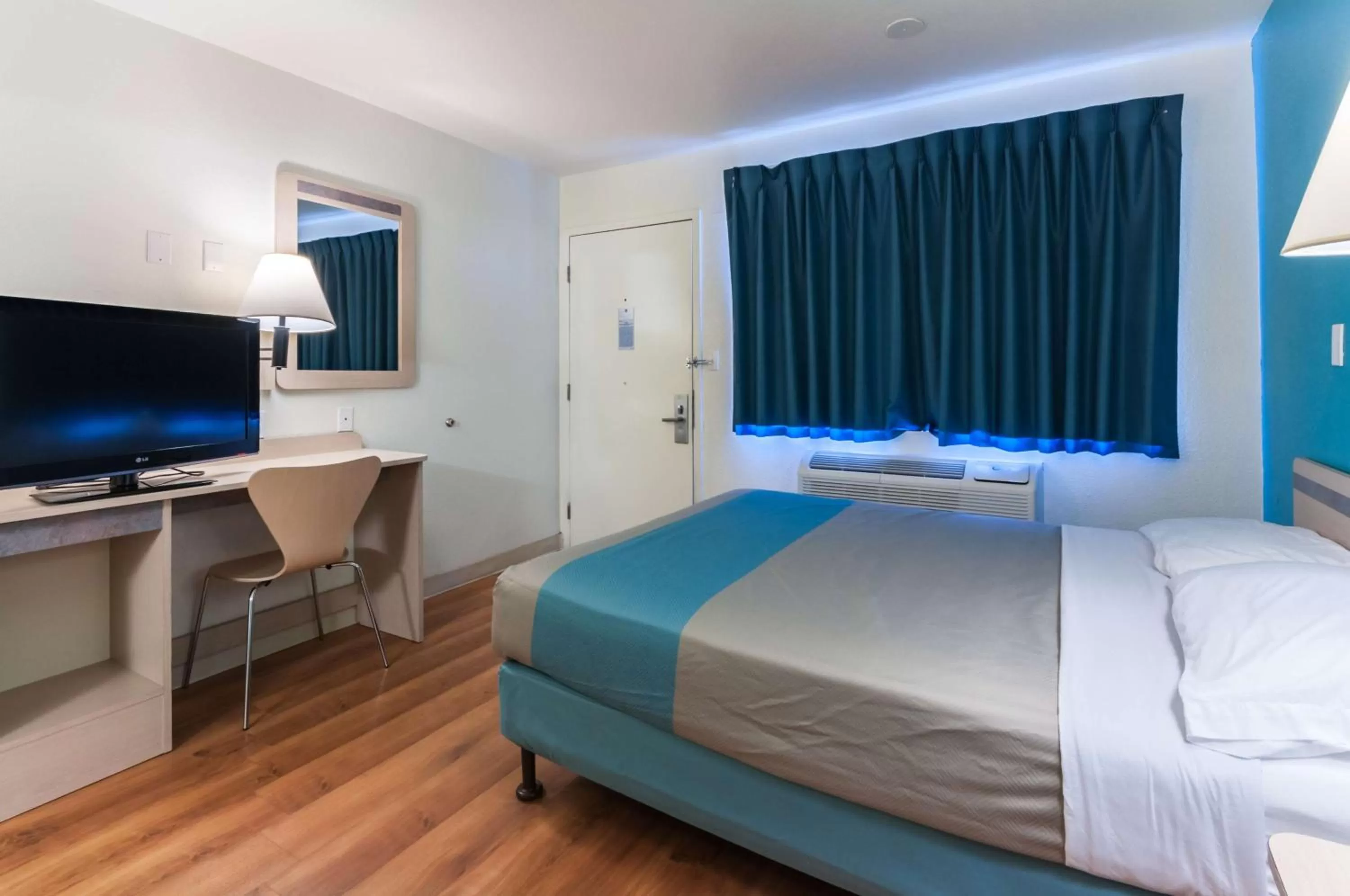 TV and multimedia, Bed in Motel 6-Green River, UT