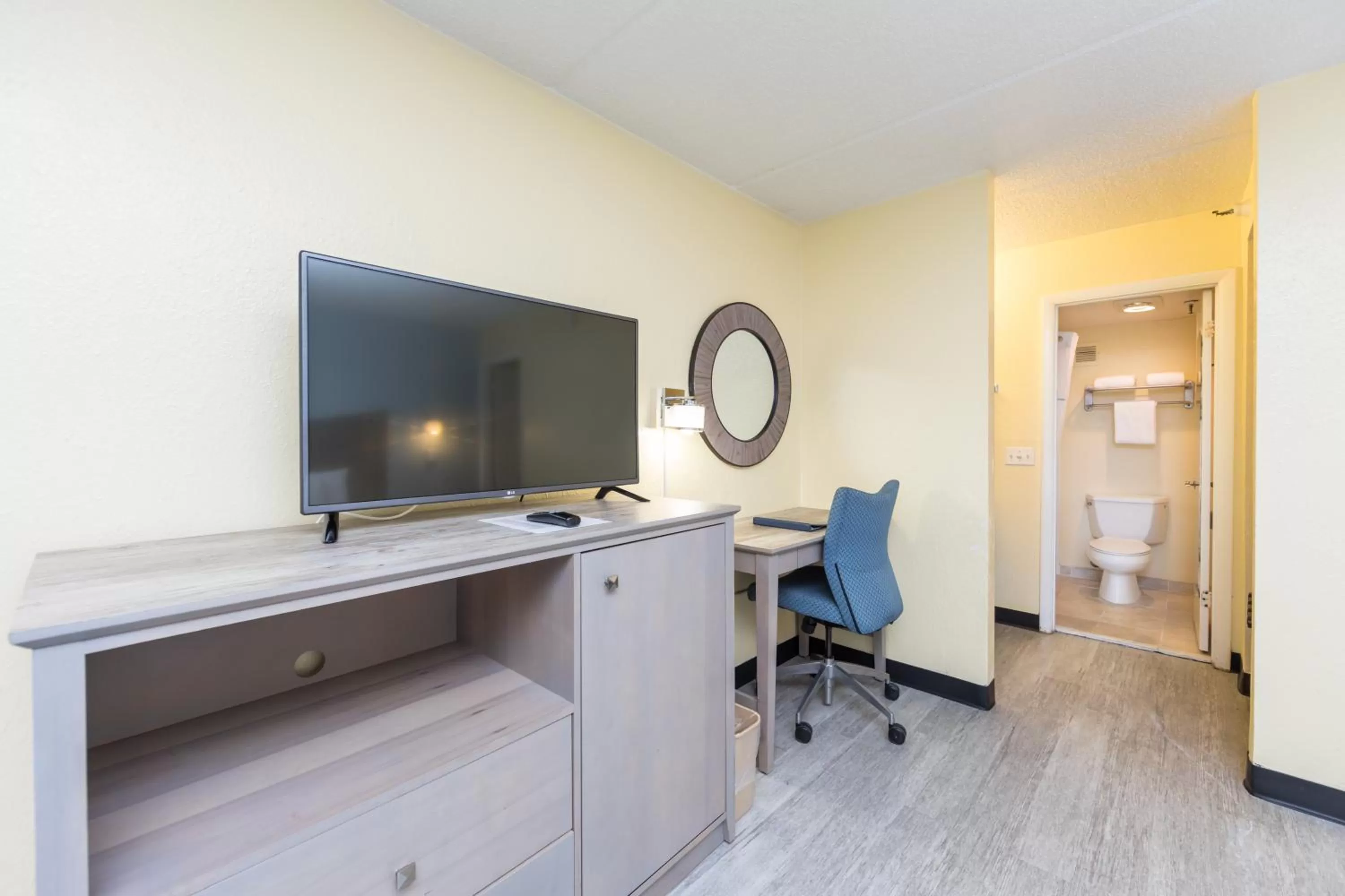 TV and multimedia in Ocean Coast Hotel at the Beach Amelia Island