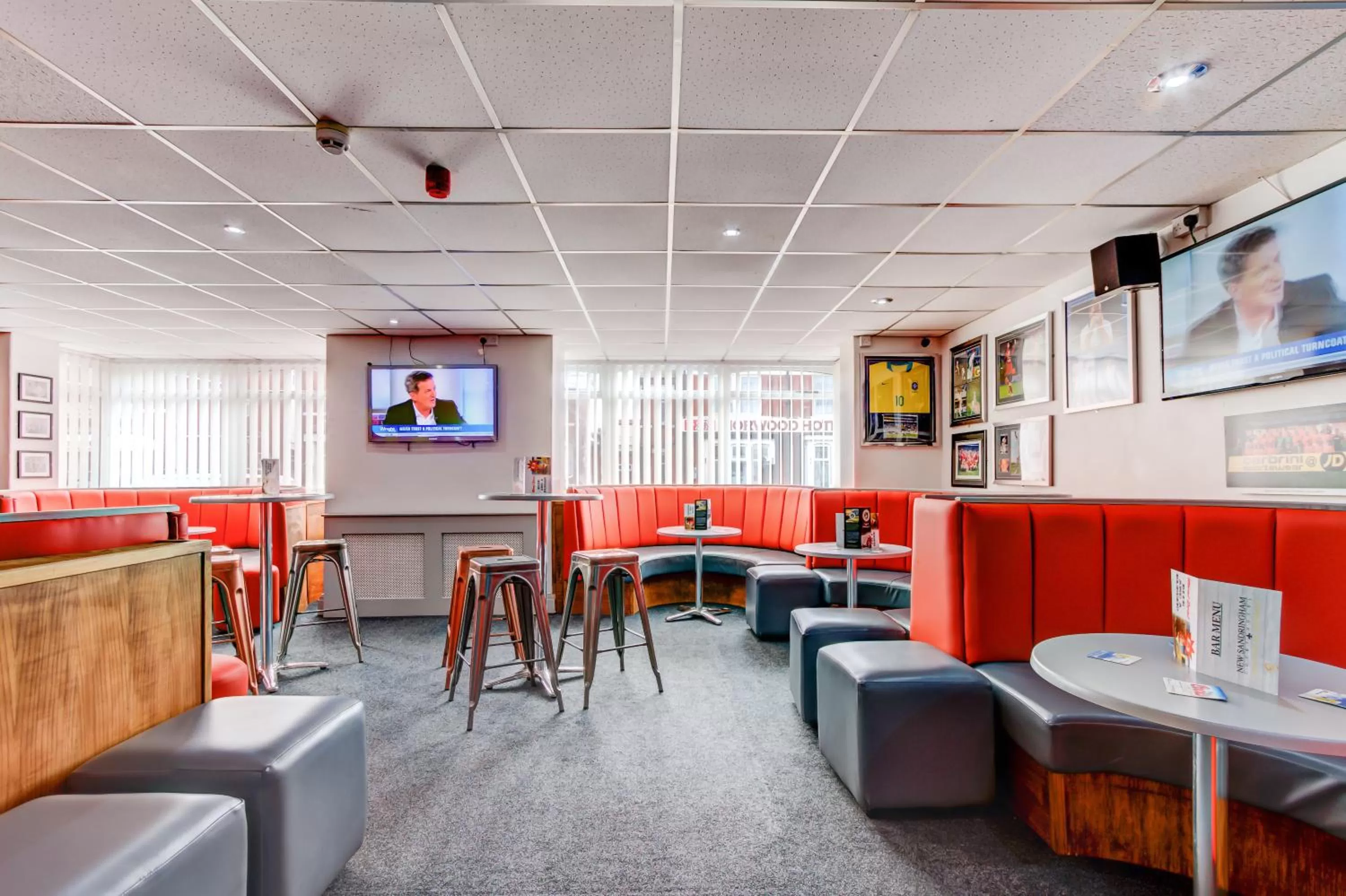 Lounge or bar, Restaurant/Places to Eat in The Sandringham Court Hotel & Sports Bar-Groups Welcome here-High Speed Wi-Fi