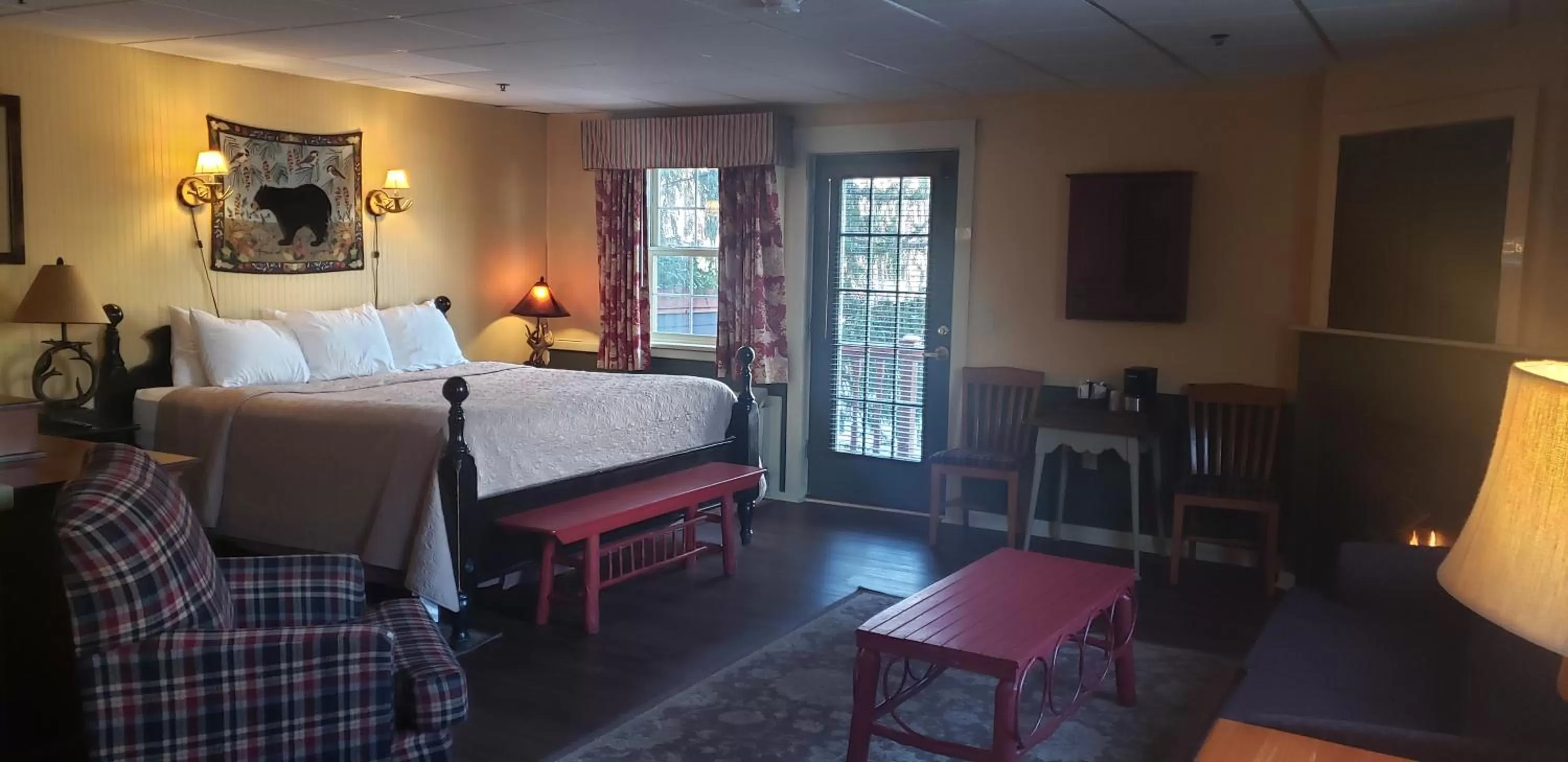 Bed in The Common Man Inn, Spa & Lodge