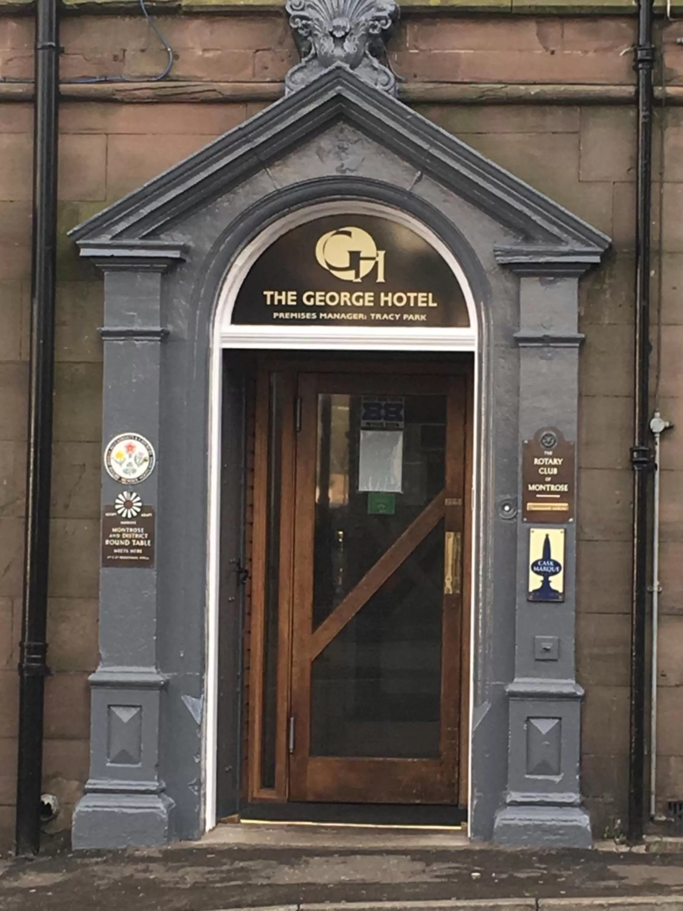 Facade/entrance in The George Hotel