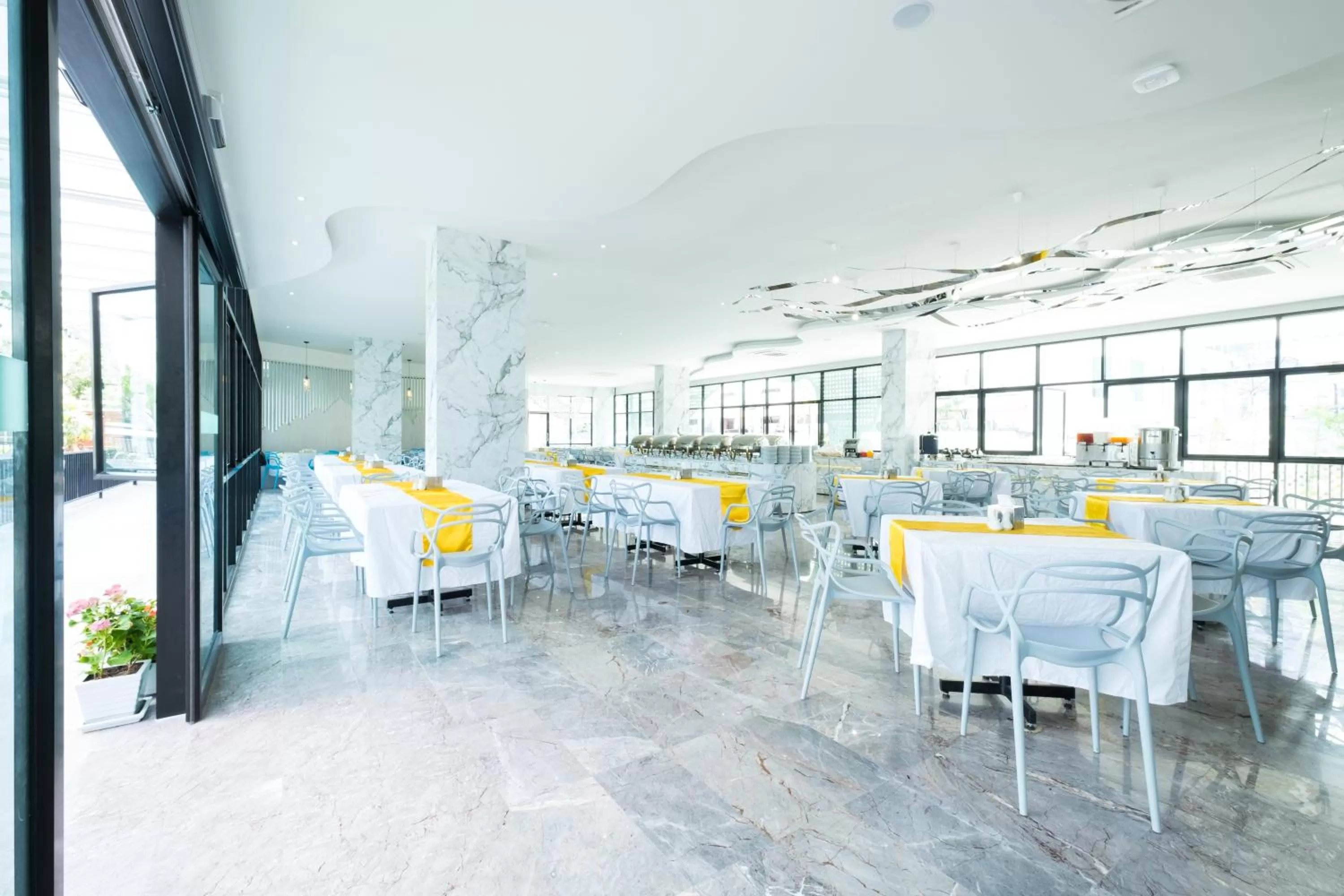 Restaurant/places to eat in P Plus Hotel