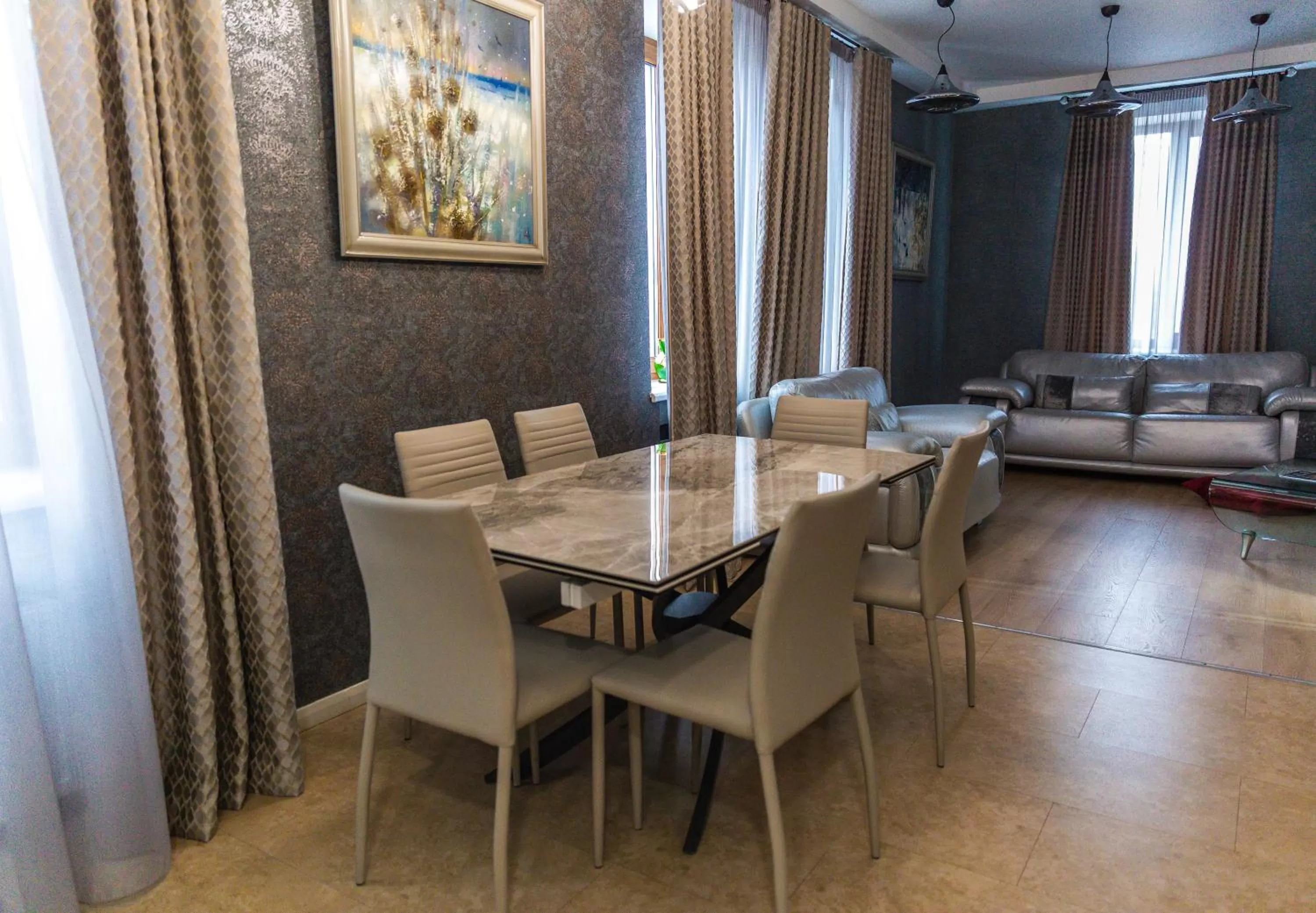 Communal lounge/ TV room, Dining Area in Hotel "Mandarin Clubhouse"