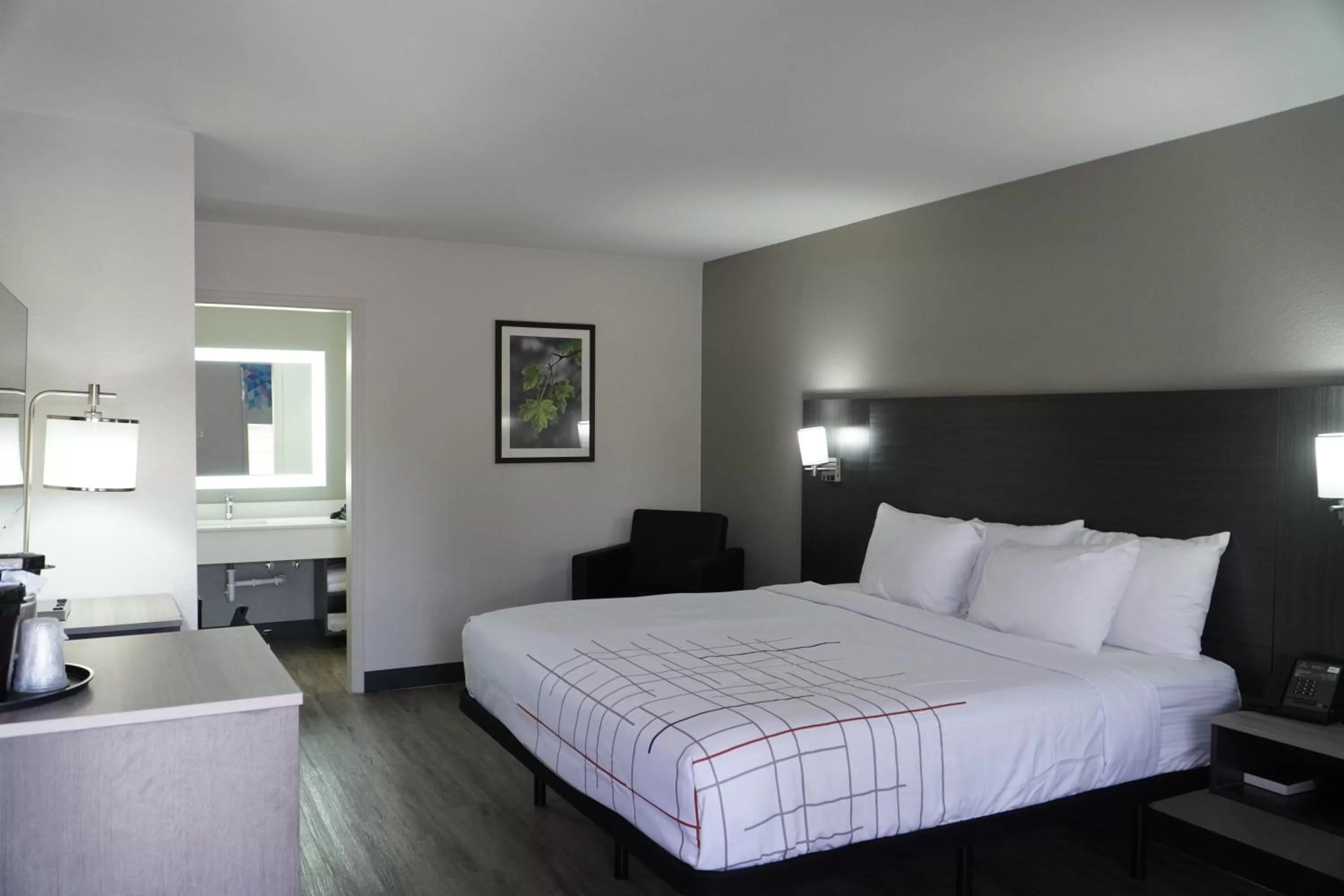 Bed in La Quinta Inn by Wyndham Dallas Uptown