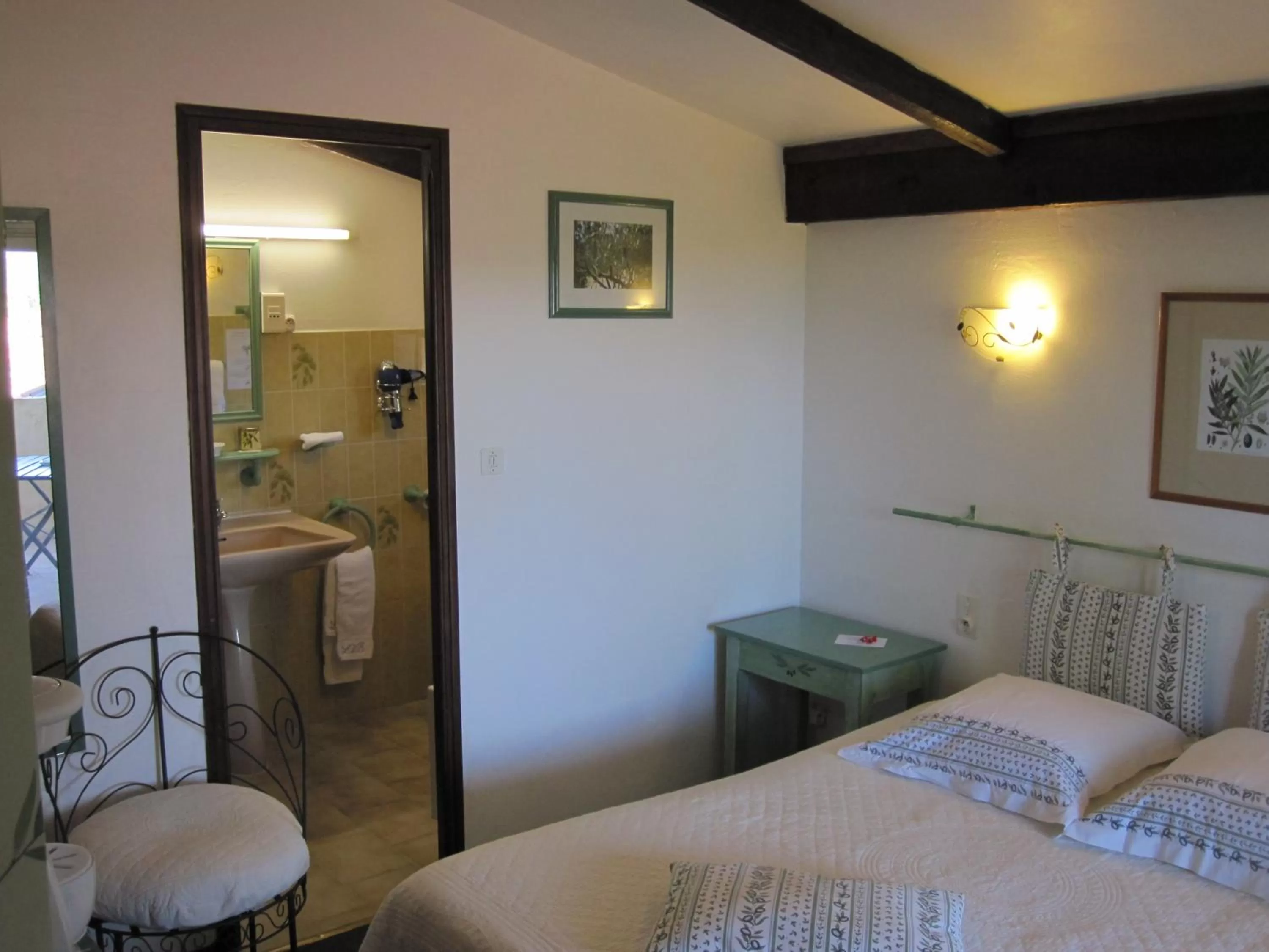 Bathroom, Bed in La Vieille Bastide