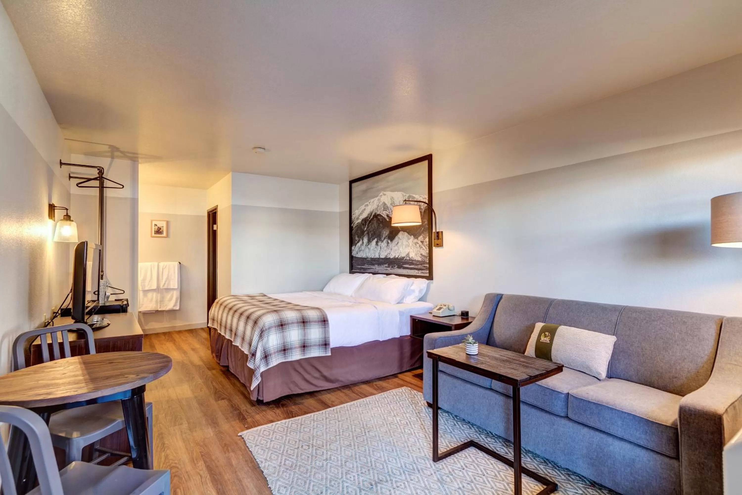 Bedroom, Bed in Loyal Duke Lodge