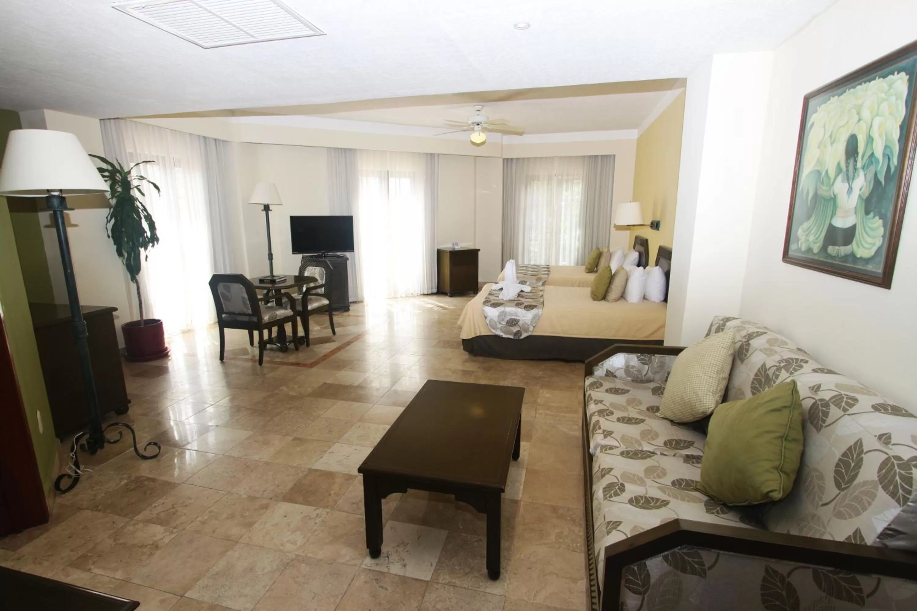 Photo of the whole room in Hotel Los Itzaes by 5th av