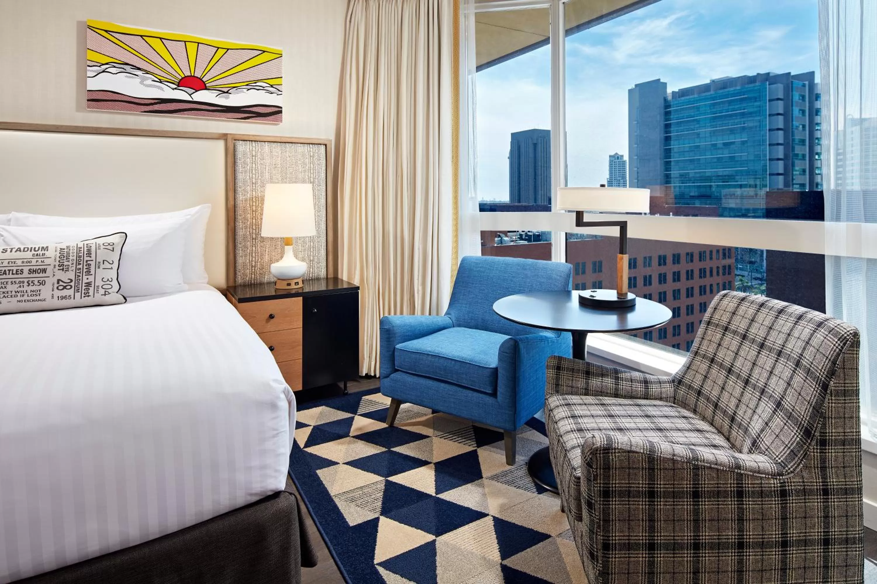 Seating area, Bed in The Bristol Hotel San Diego