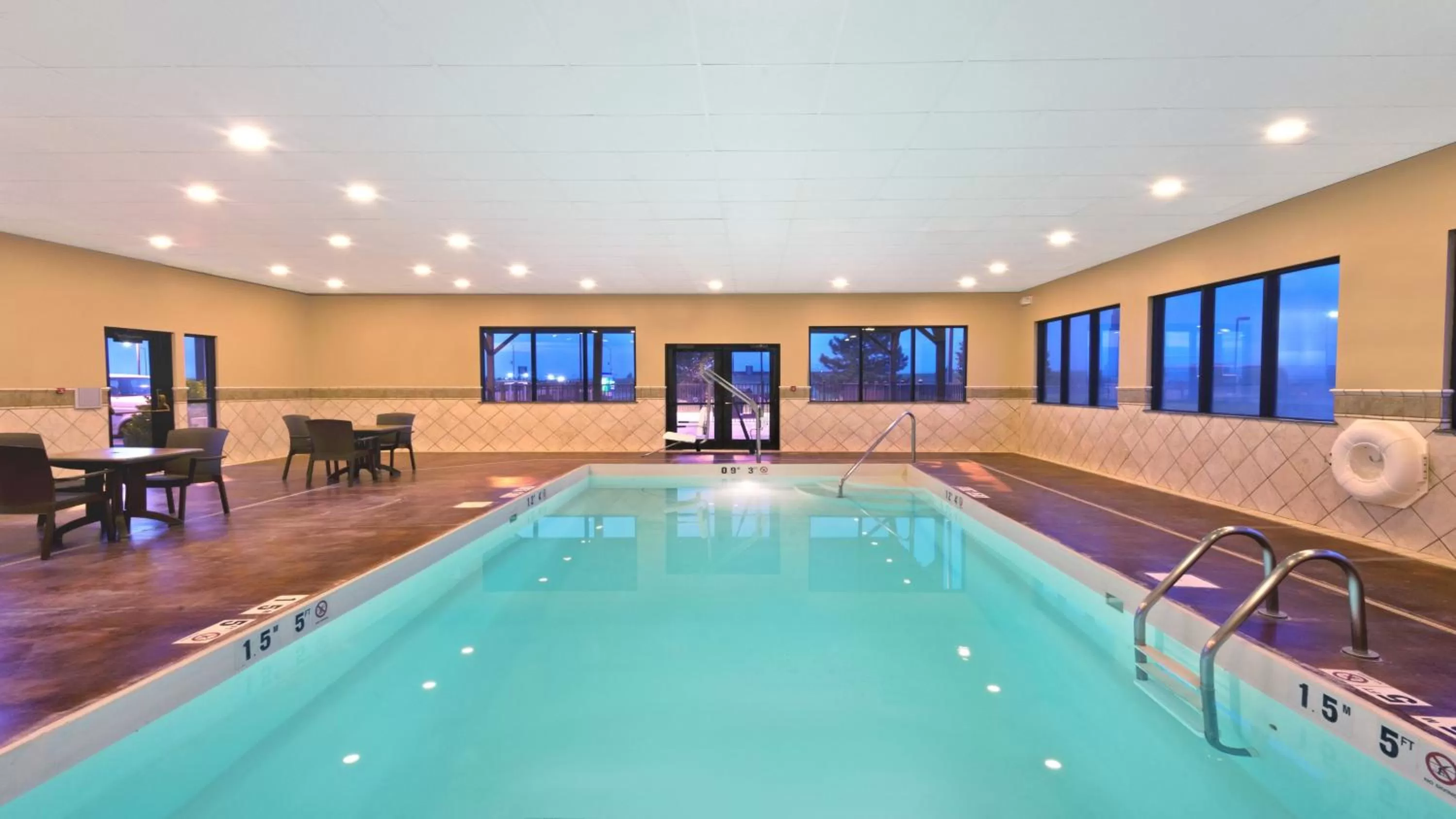 Swimming pool in Holiday Inn Express Hotel & Suites Colby by IHG