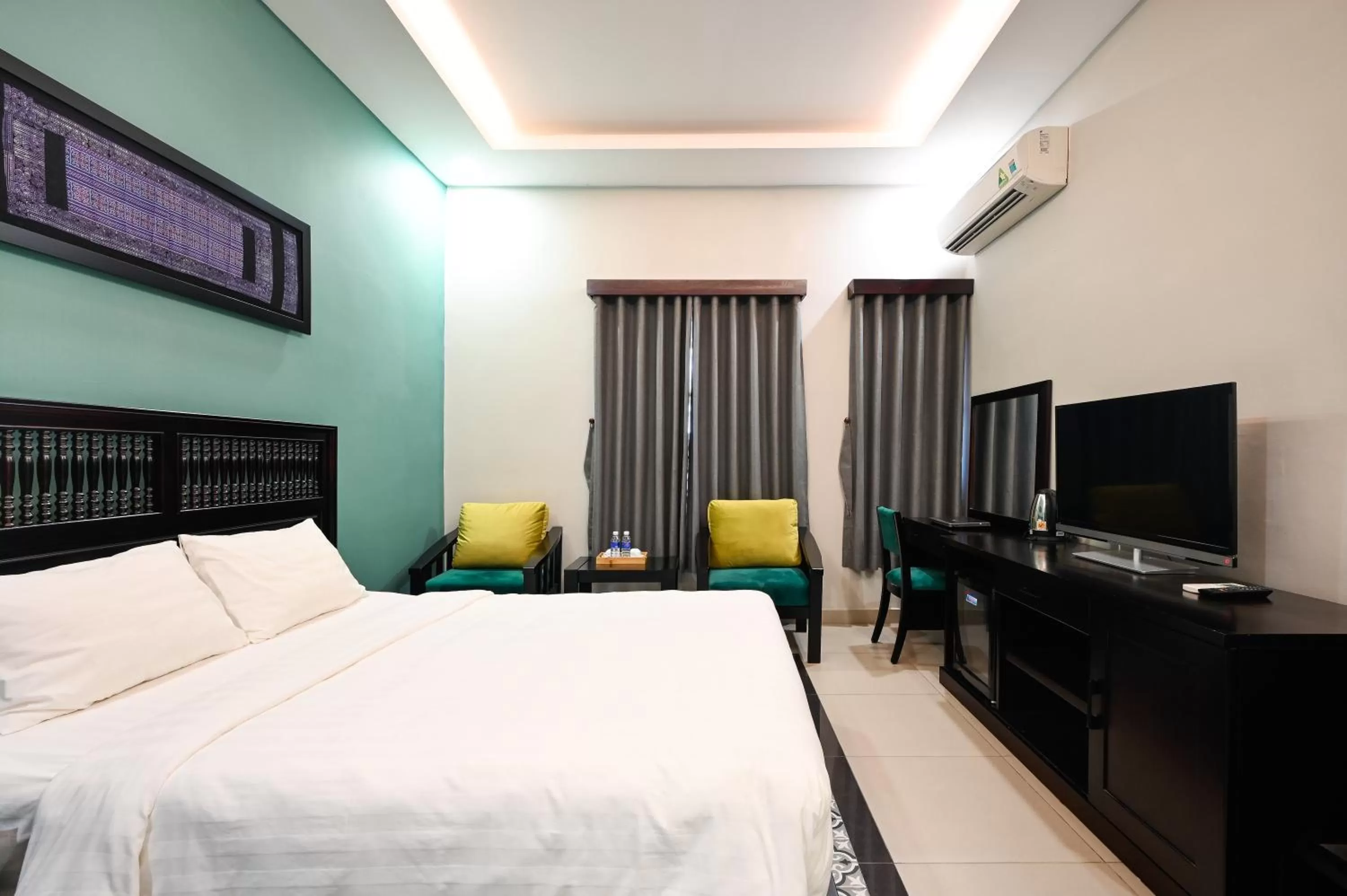 TV/Entertainment Center in Ohana Hotel