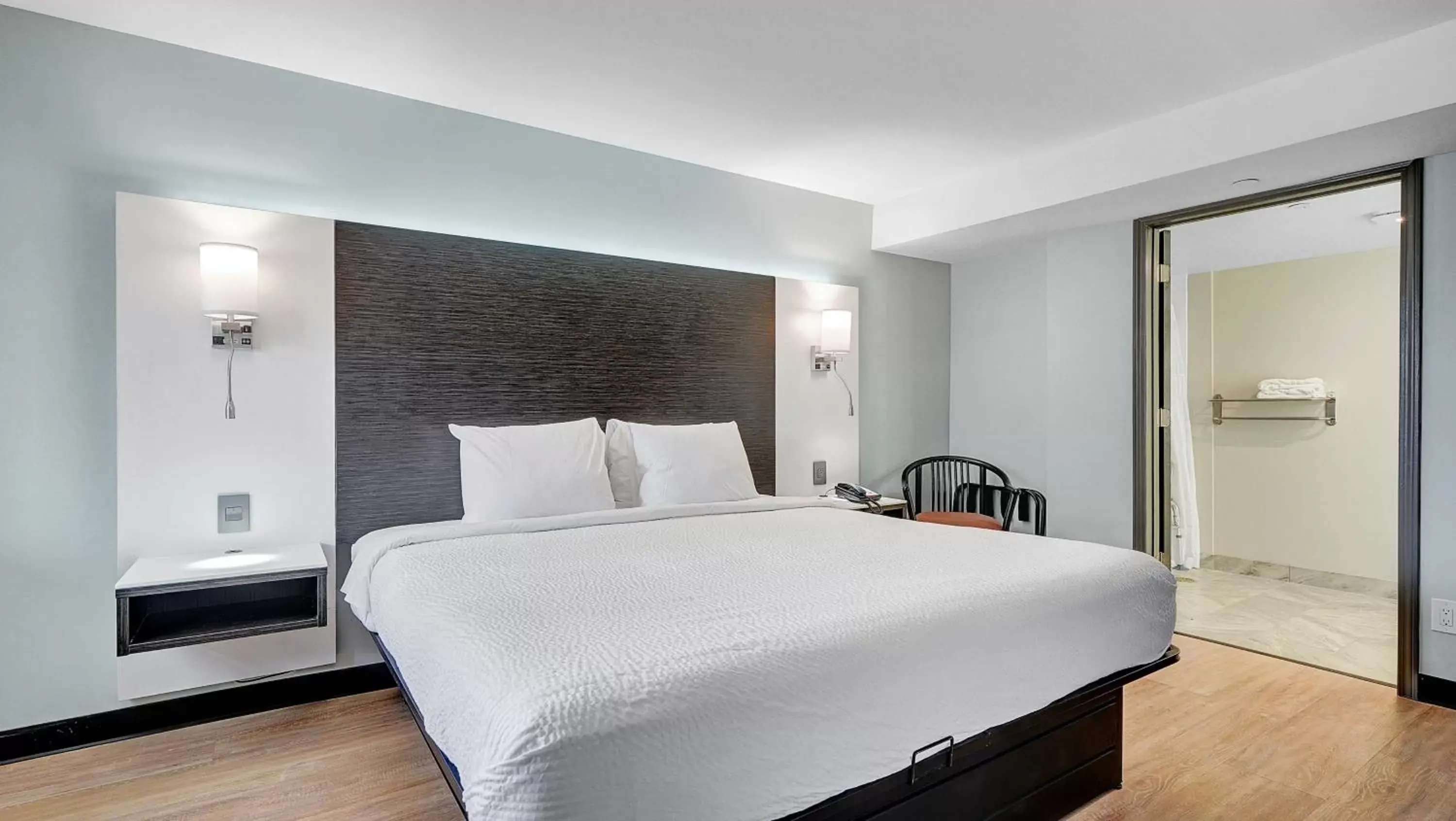 King Room with Mobility Access and Bathtub with Grab Bars - Non-Smoking in Days Inn & Suites by Wyndham Niagara Falls/Buffalo King Room with Mobility Access and Bathtub with Grab Bars - Non-Smoking in Days Inn & Suites by Wyndham Niagara Falls/Buffalo