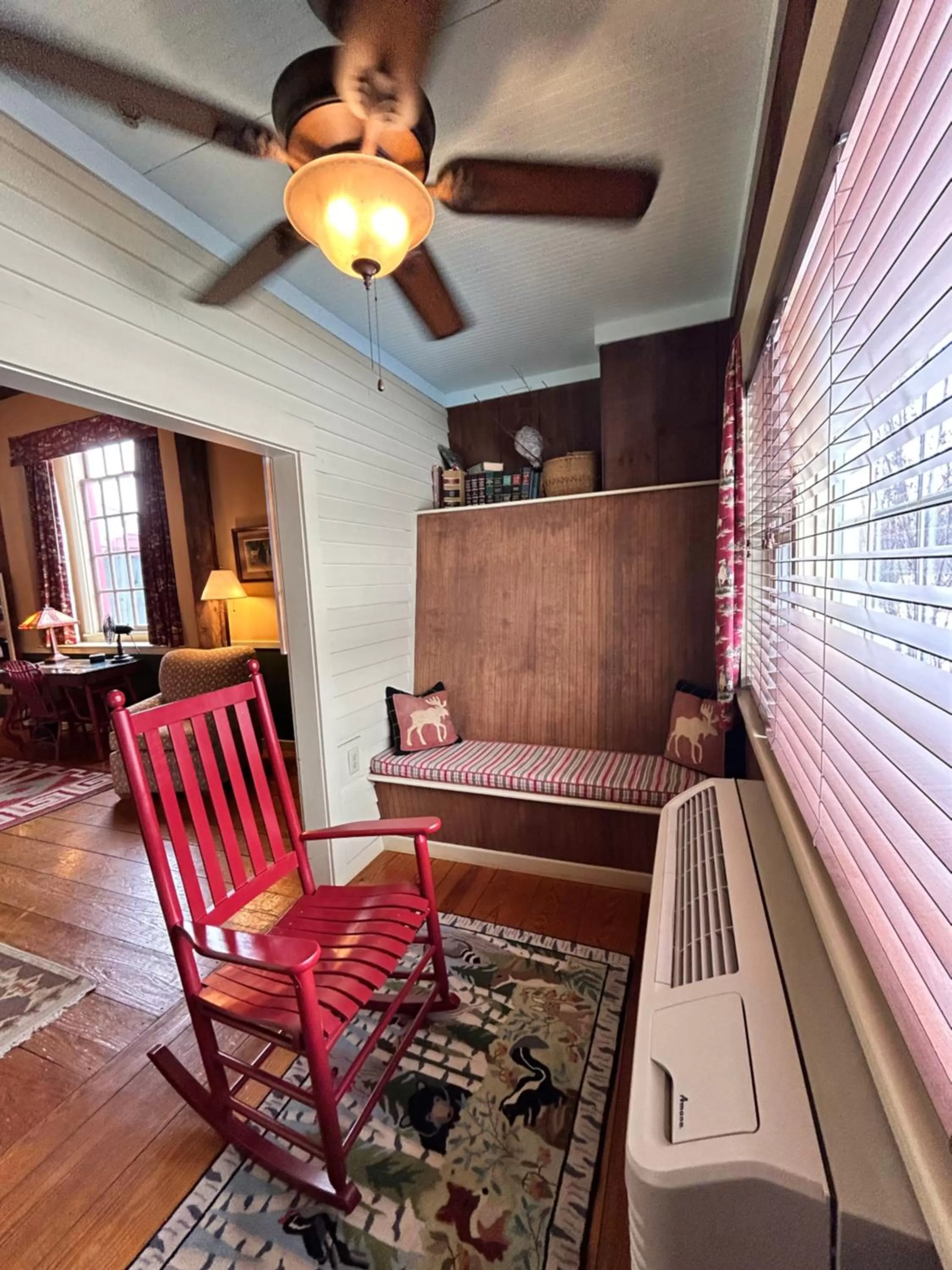 Seating area in The Common Man Inn, Spa & Lodge