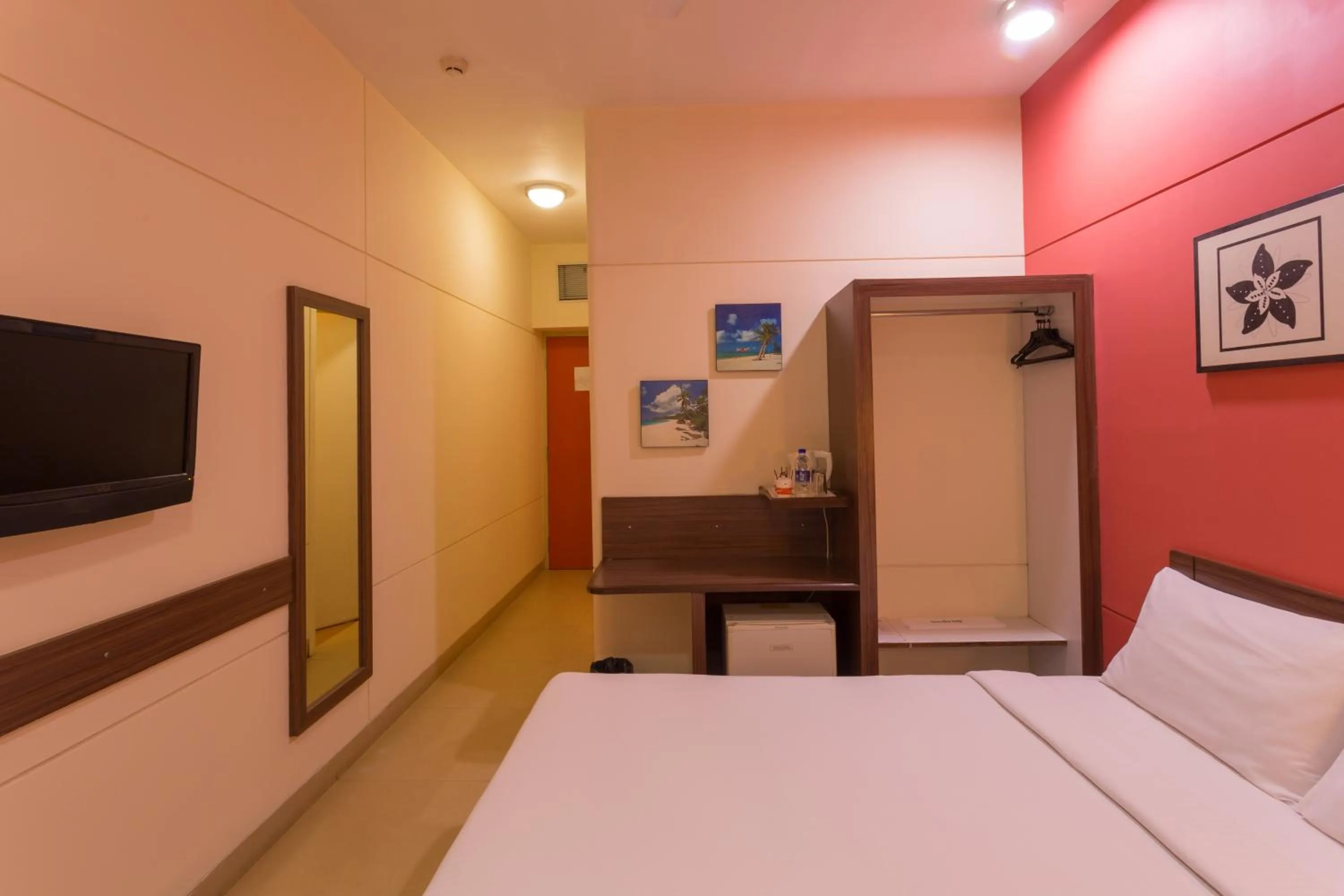 Photo of the whole room, Bed in Ginger Mangalore