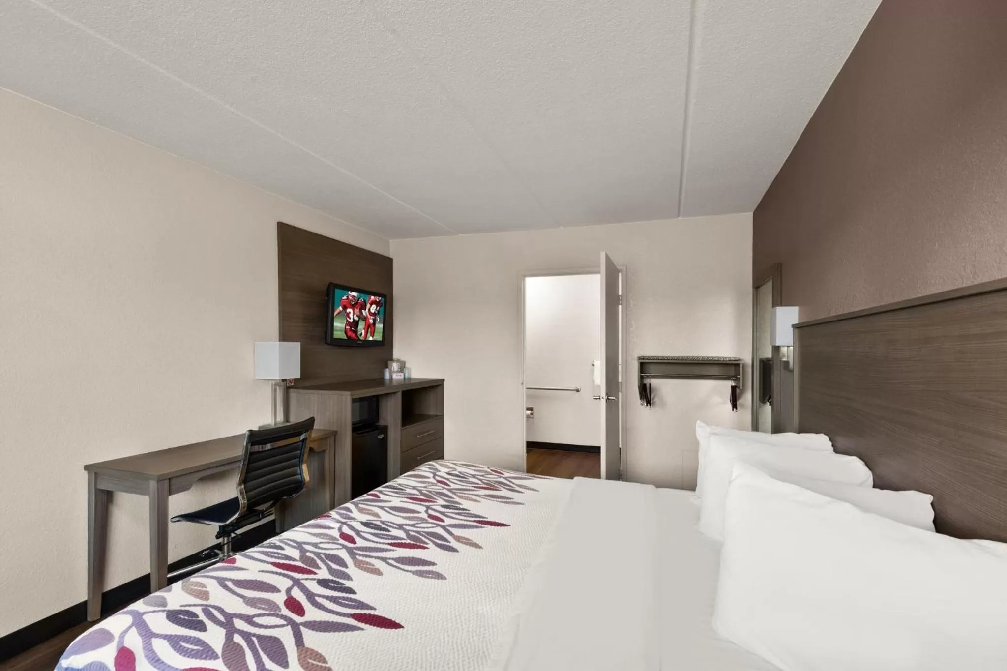 Photo of the whole room, Bed in Red Roof Inn Binghamton - Johnson City