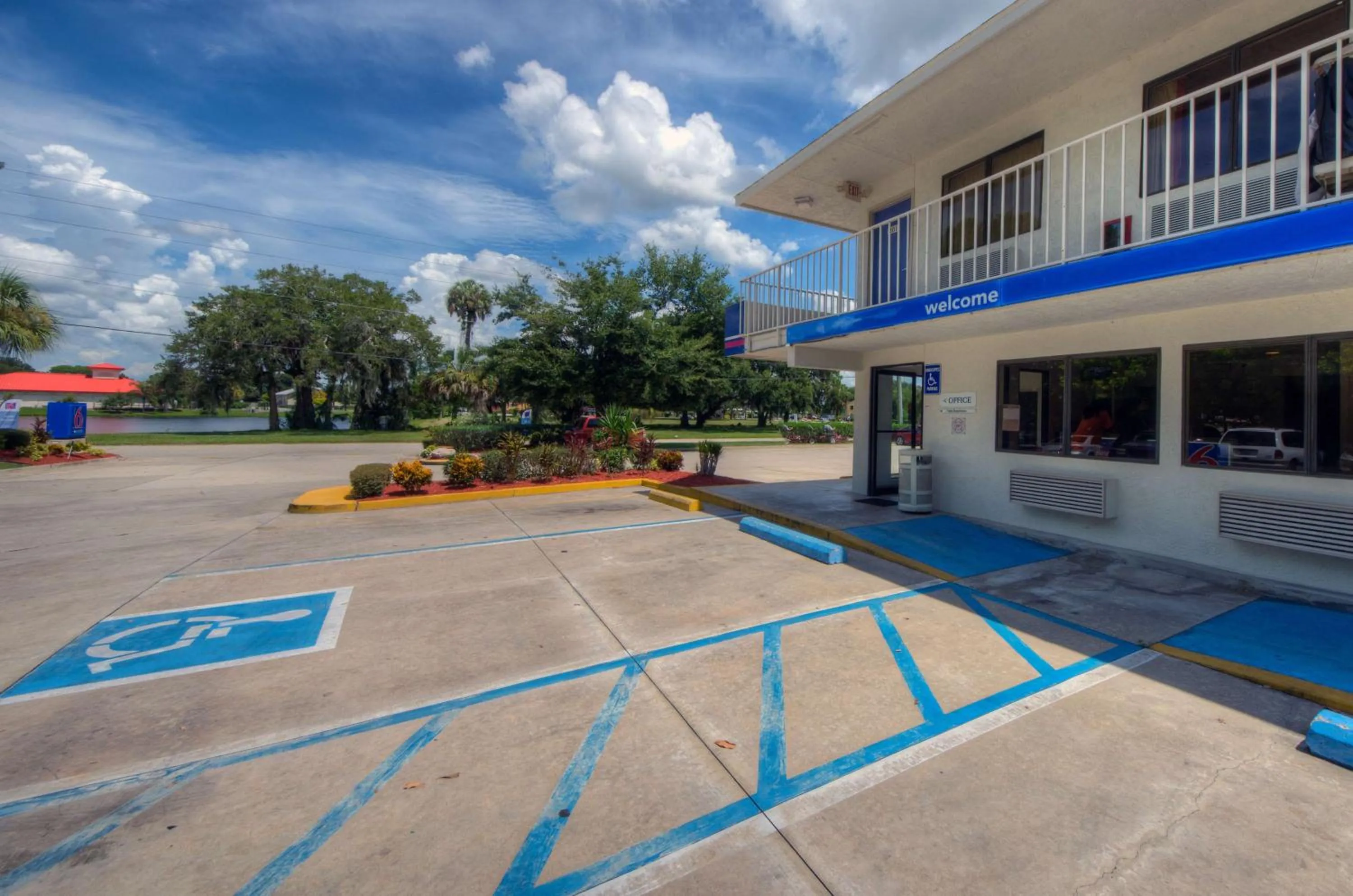 Property building in Motel 6-Bradenton, FL