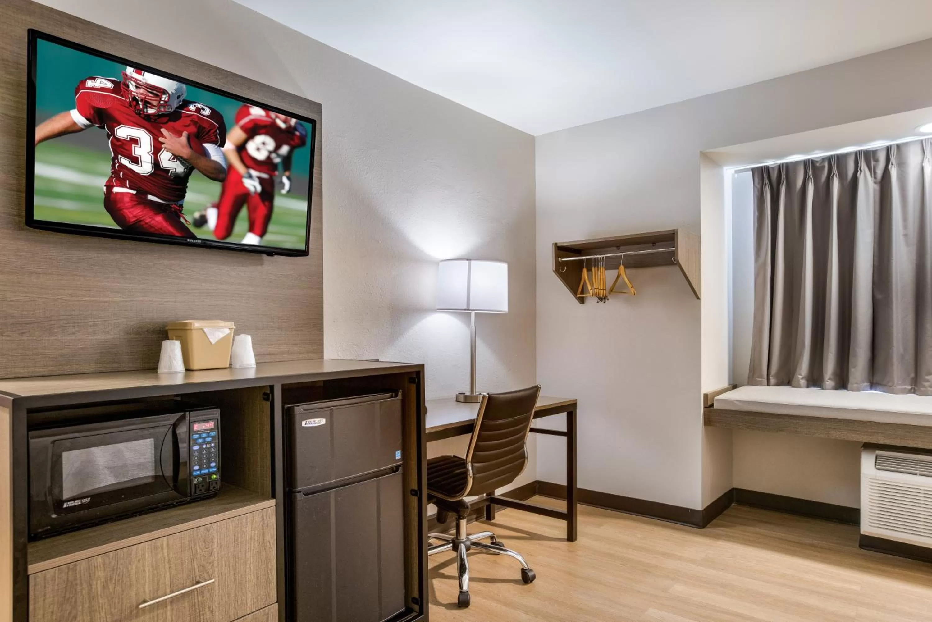 Bedroom in Red Roof Inn PLUS+ & Suites Savannah – I-95