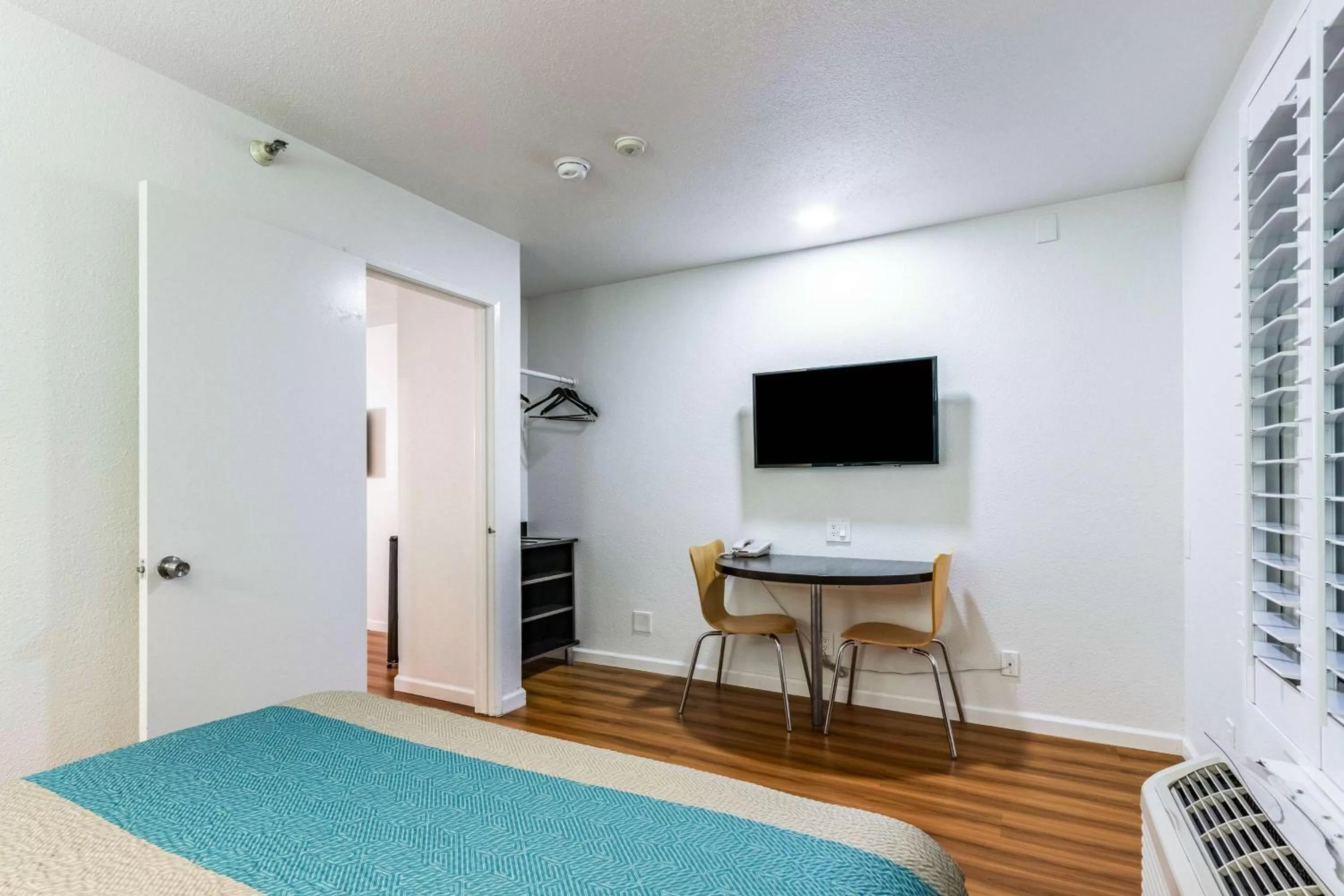 TV and multimedia, Bed in Motel 6-Fountain Valley, CA - Huntington Beach Area