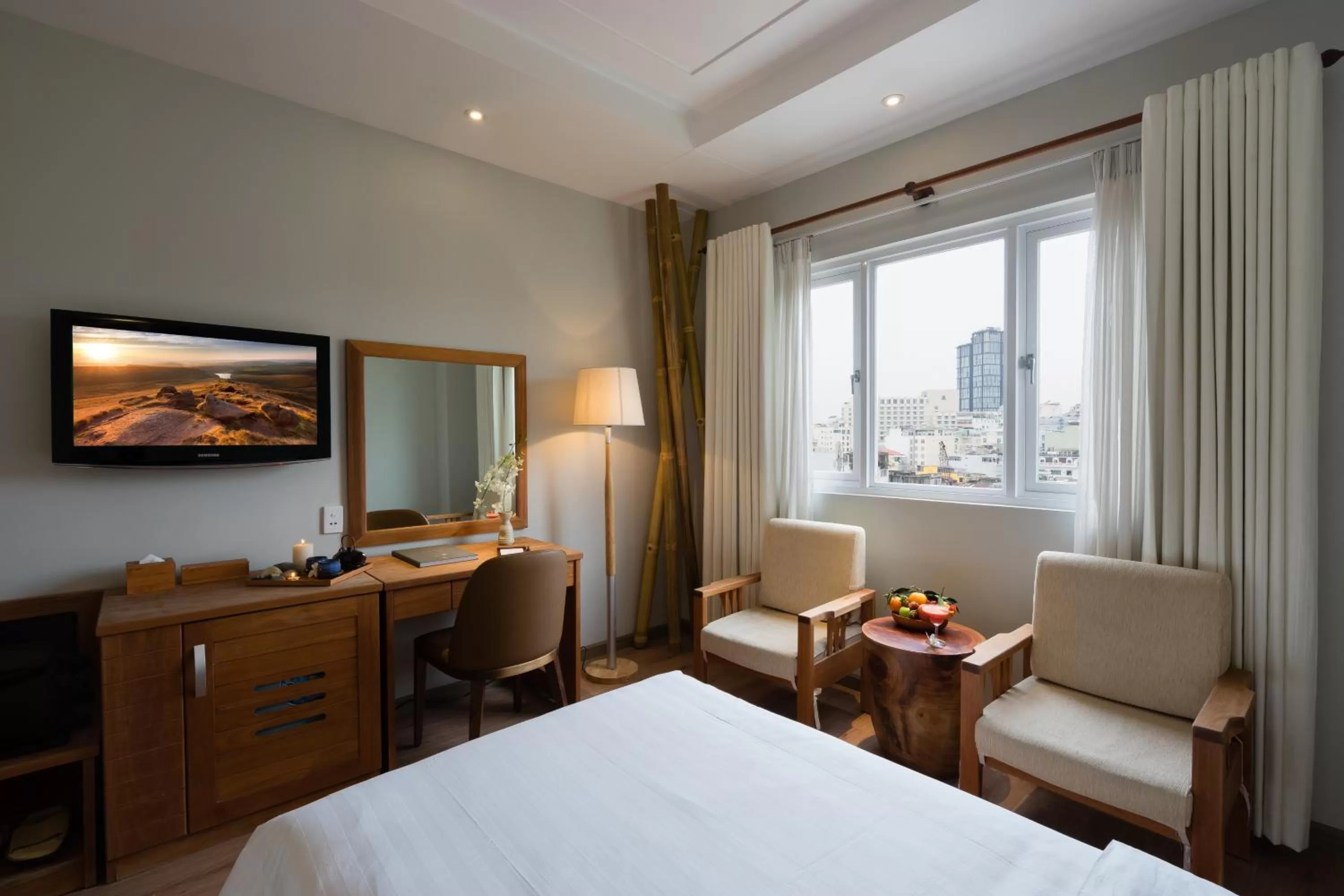 Photo of the whole room, Bed in Silverland Yen Hotel