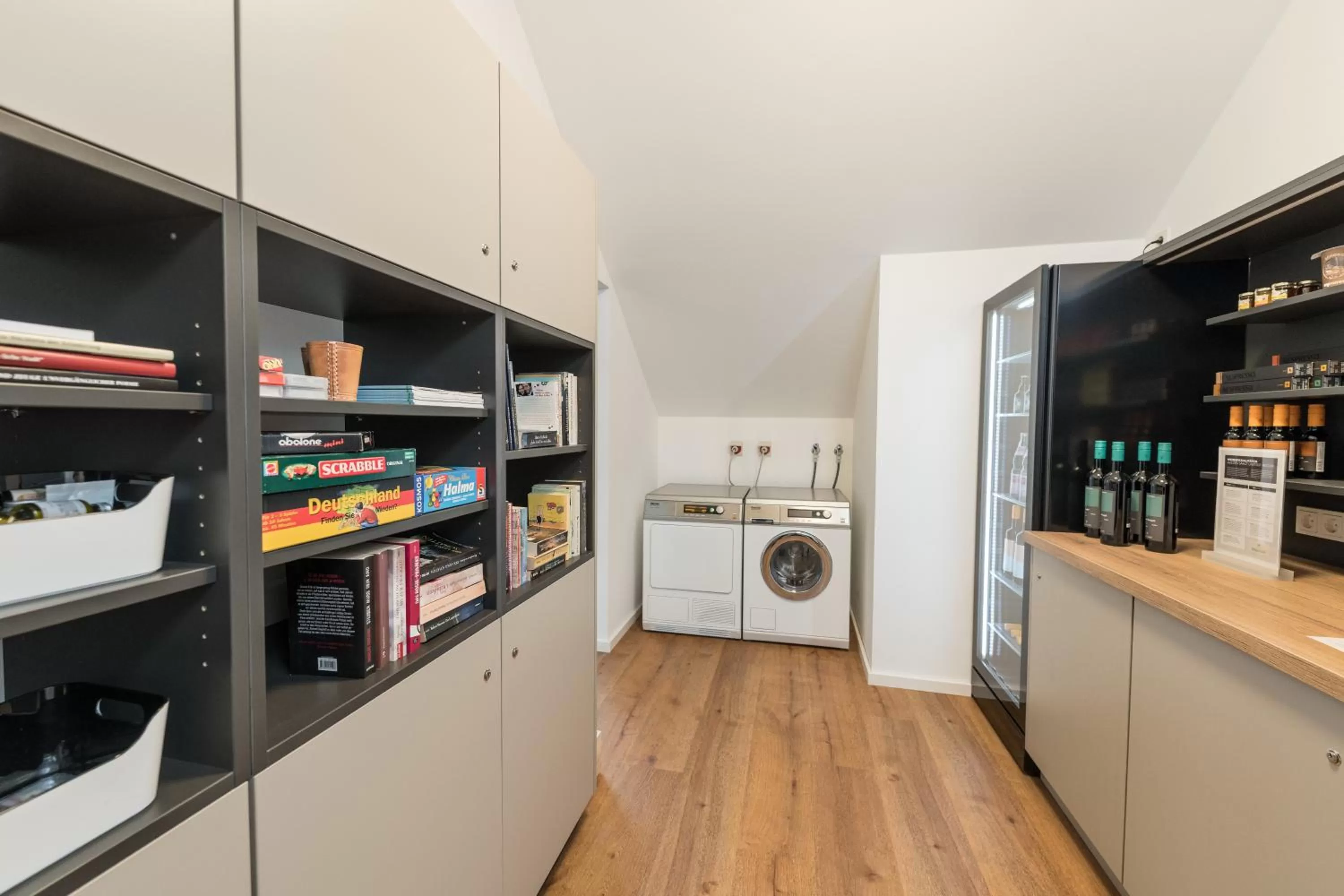 Library, Kitchen/Kitchenette in Suites MITTE - Aparthotel