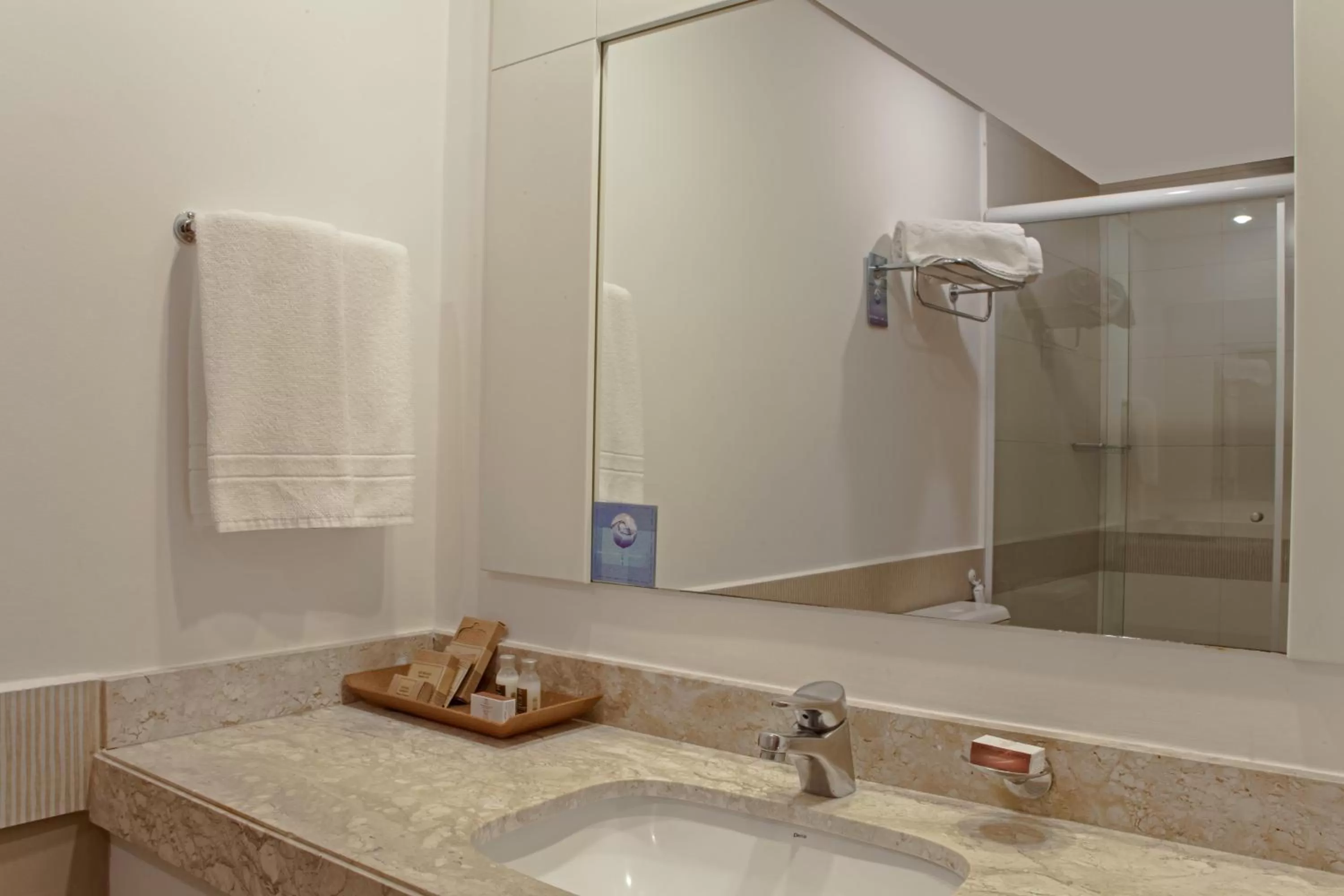 Bathroom in Comfort Suites Alphaville