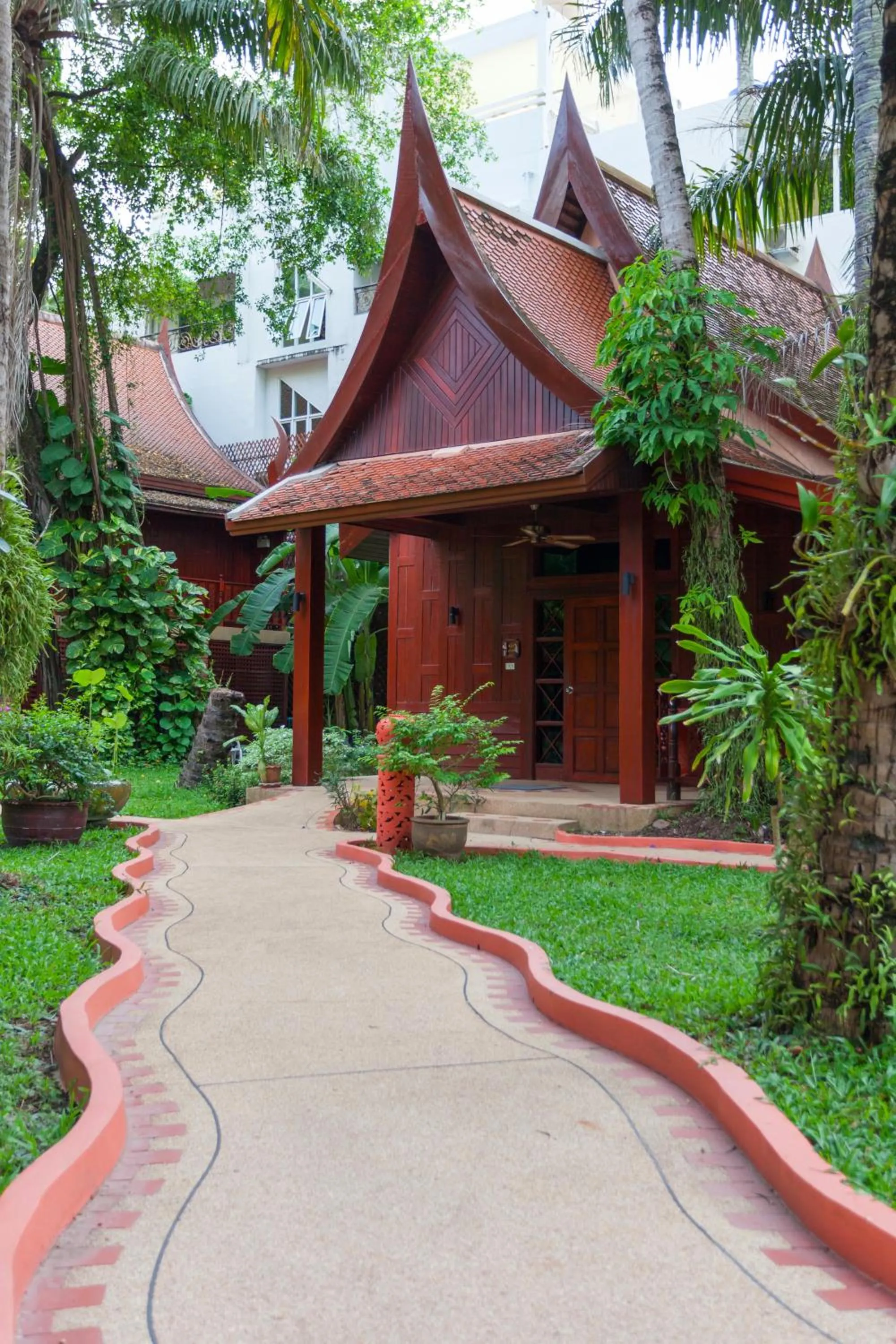 Facade/entrance in Royal Phawadee Village Patong - 2 Minutes walk to the beach