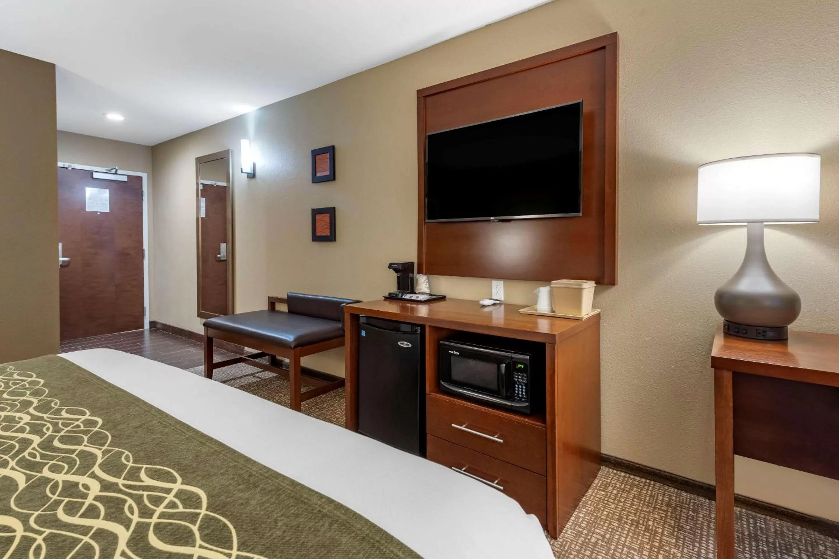 Photo of the whole room, Bed in Comfort Inn & Suites Pittsburgh South