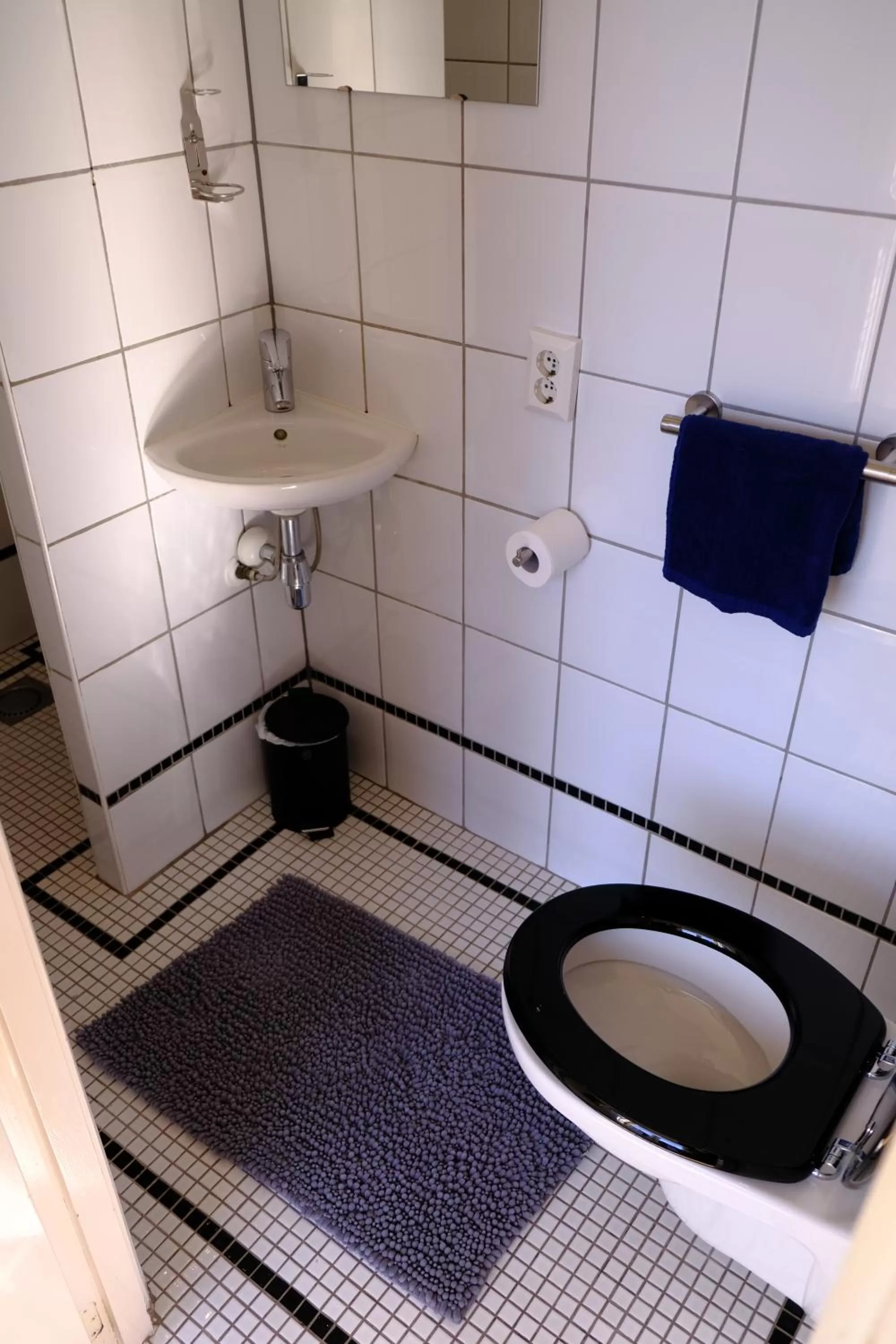 Bathroom in Eelhouse private studio