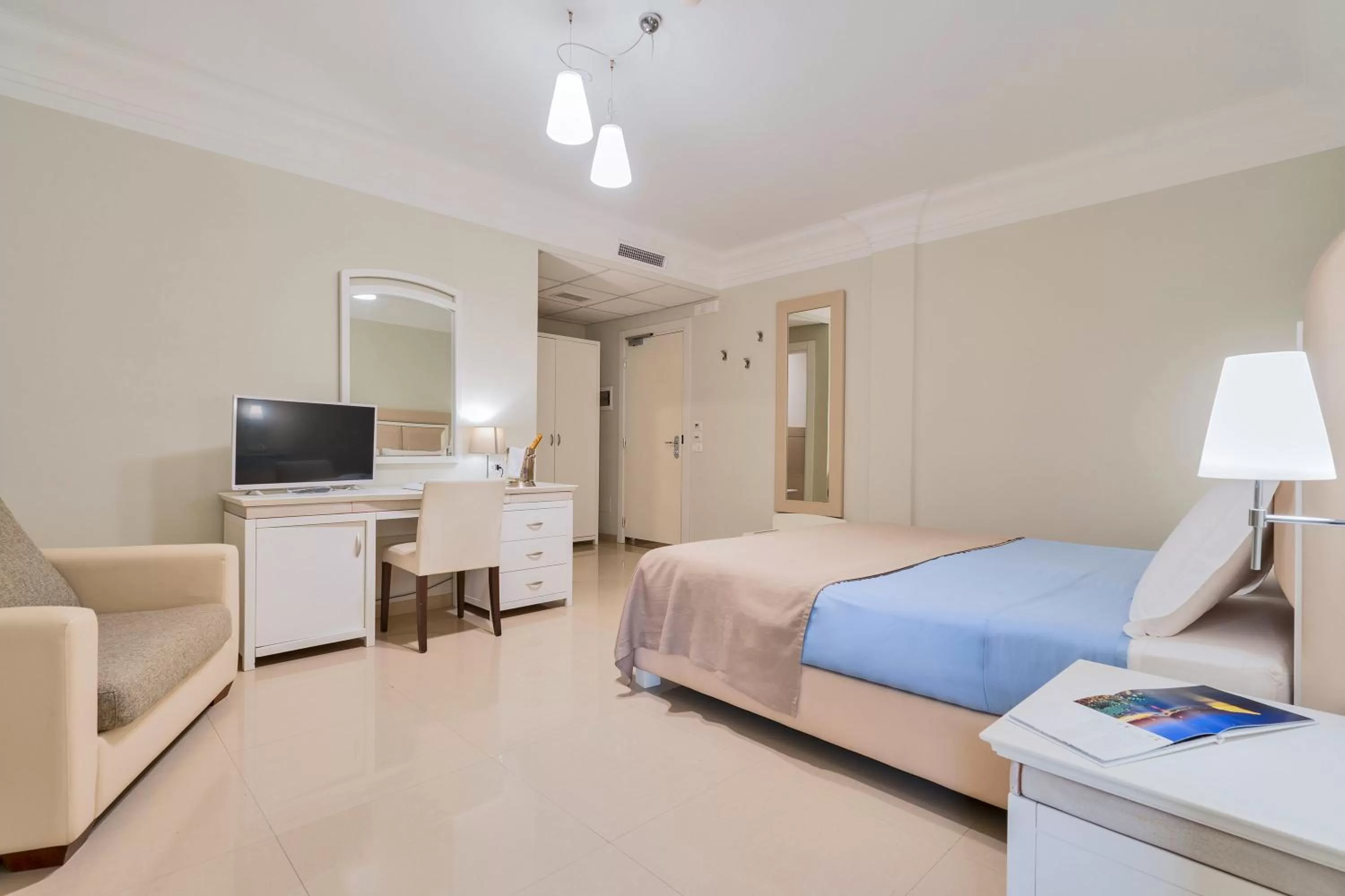 Bedroom, Bed in Victoria Palace Hotel & Zen Wellness