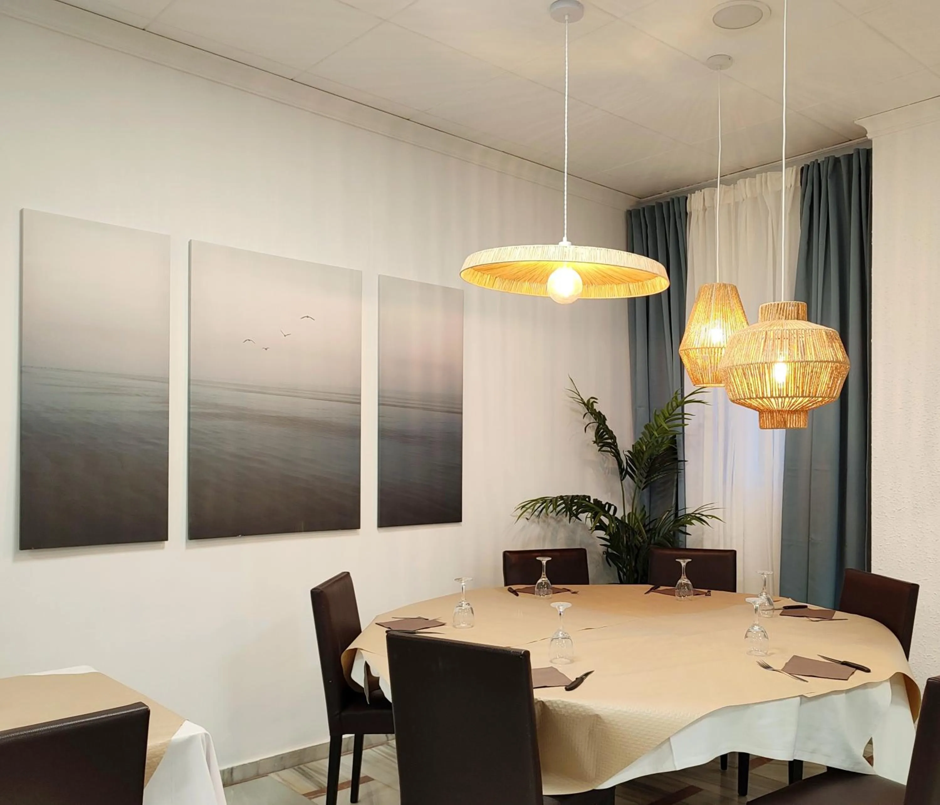 Restaurant/places to eat in Hotel Porto