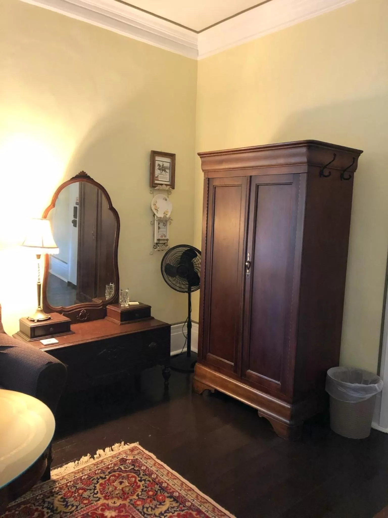 wardrobe, Bed in Belmont Inn