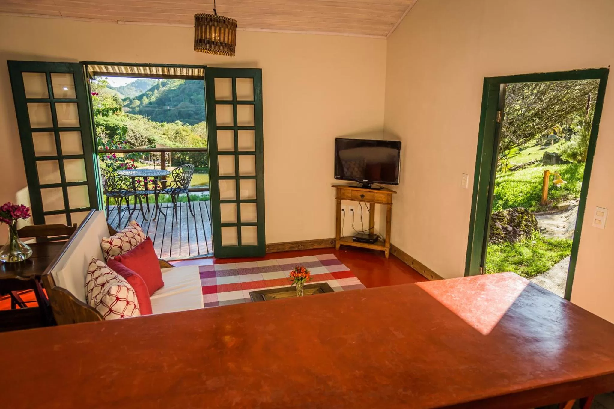 Lake view, TV/Entertainment Center in Pousada Serra do Luar