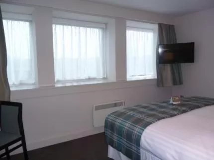 Shower, Bed in The Golden Acorn Wetherspoon