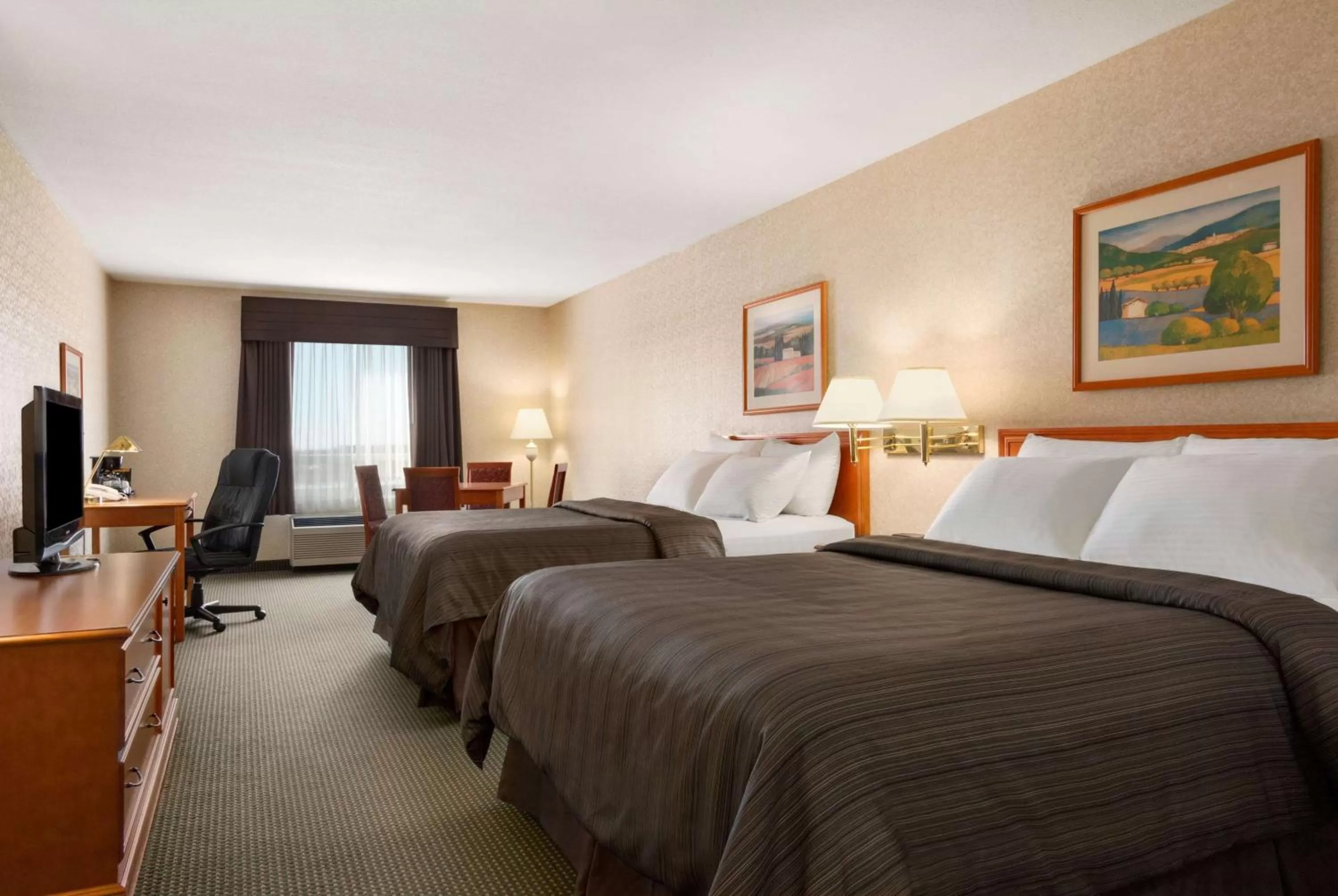 Photo of the whole room, Bed in Days Inn by Wyndham Saskatoon