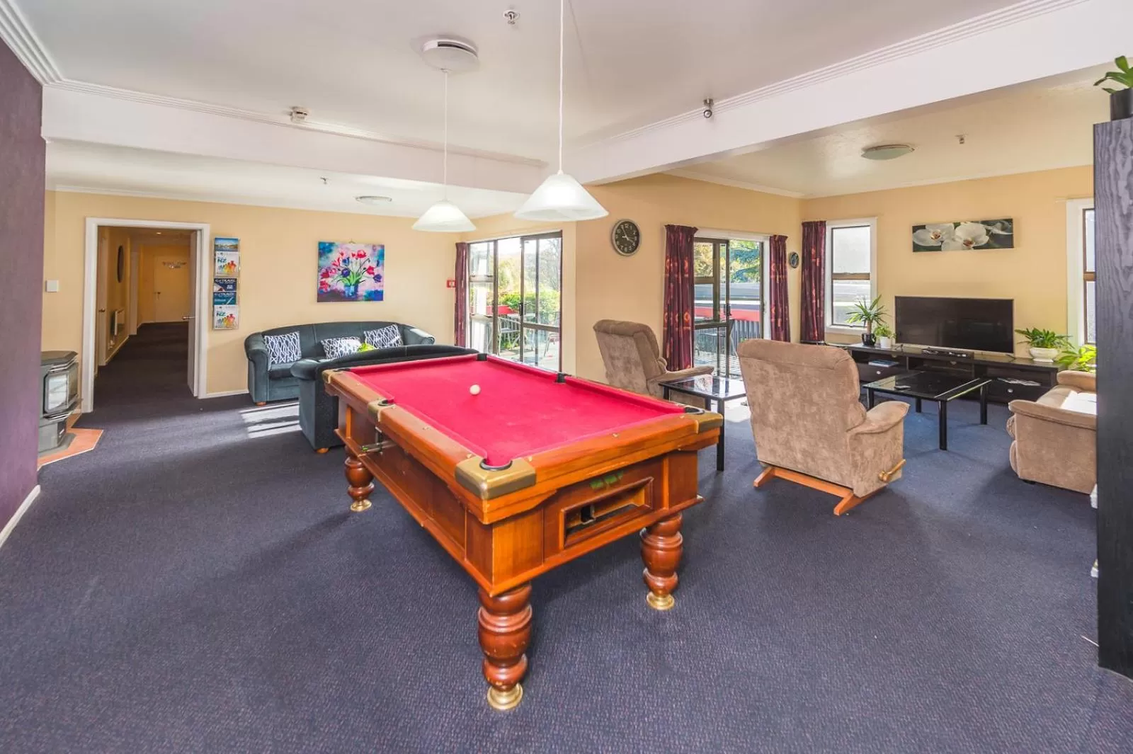 Communal lounge/ TV room, Billiards in Anndion Motel