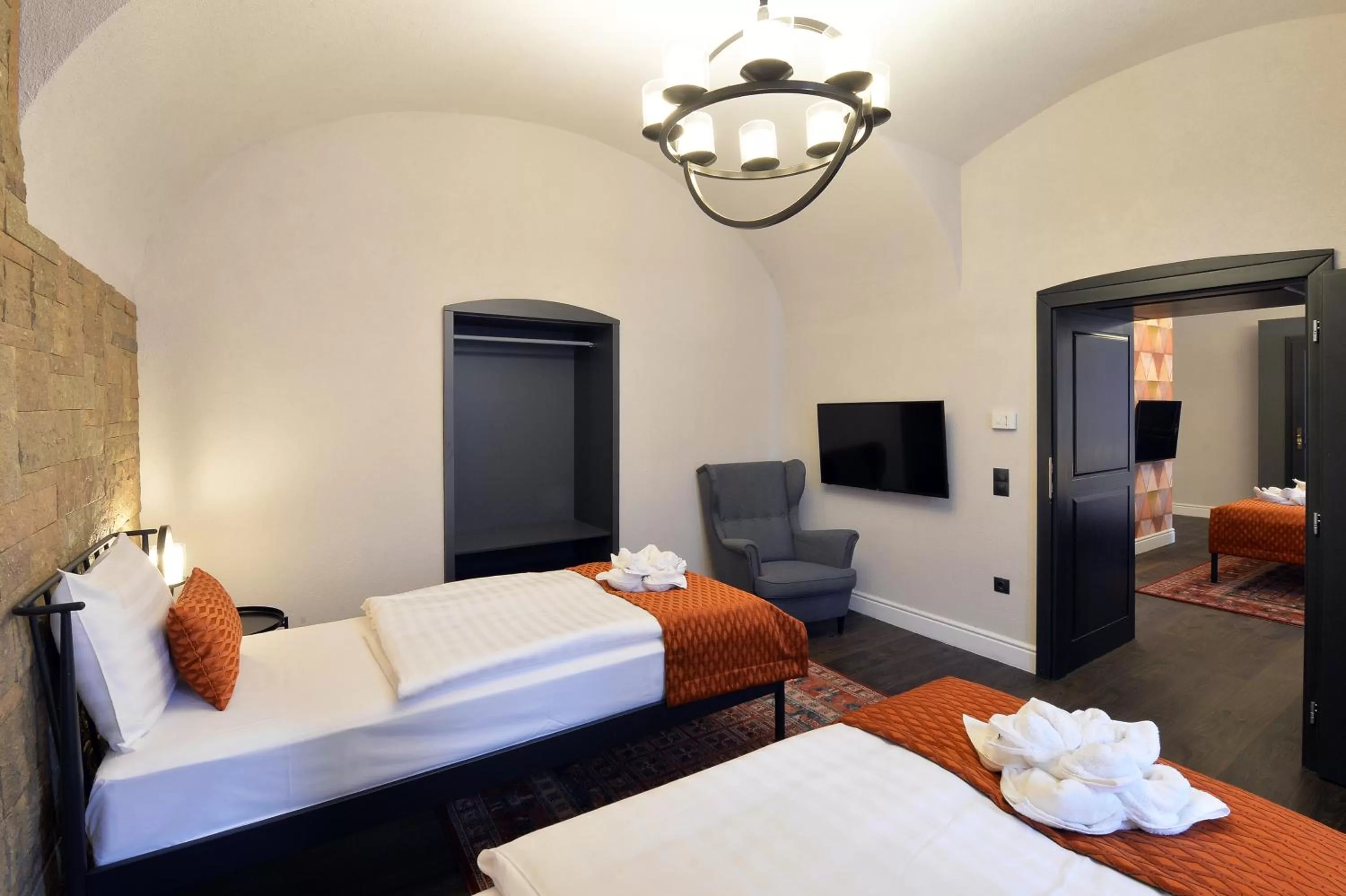 Photo of the whole room, Bed in 1552 Boutique Hotel