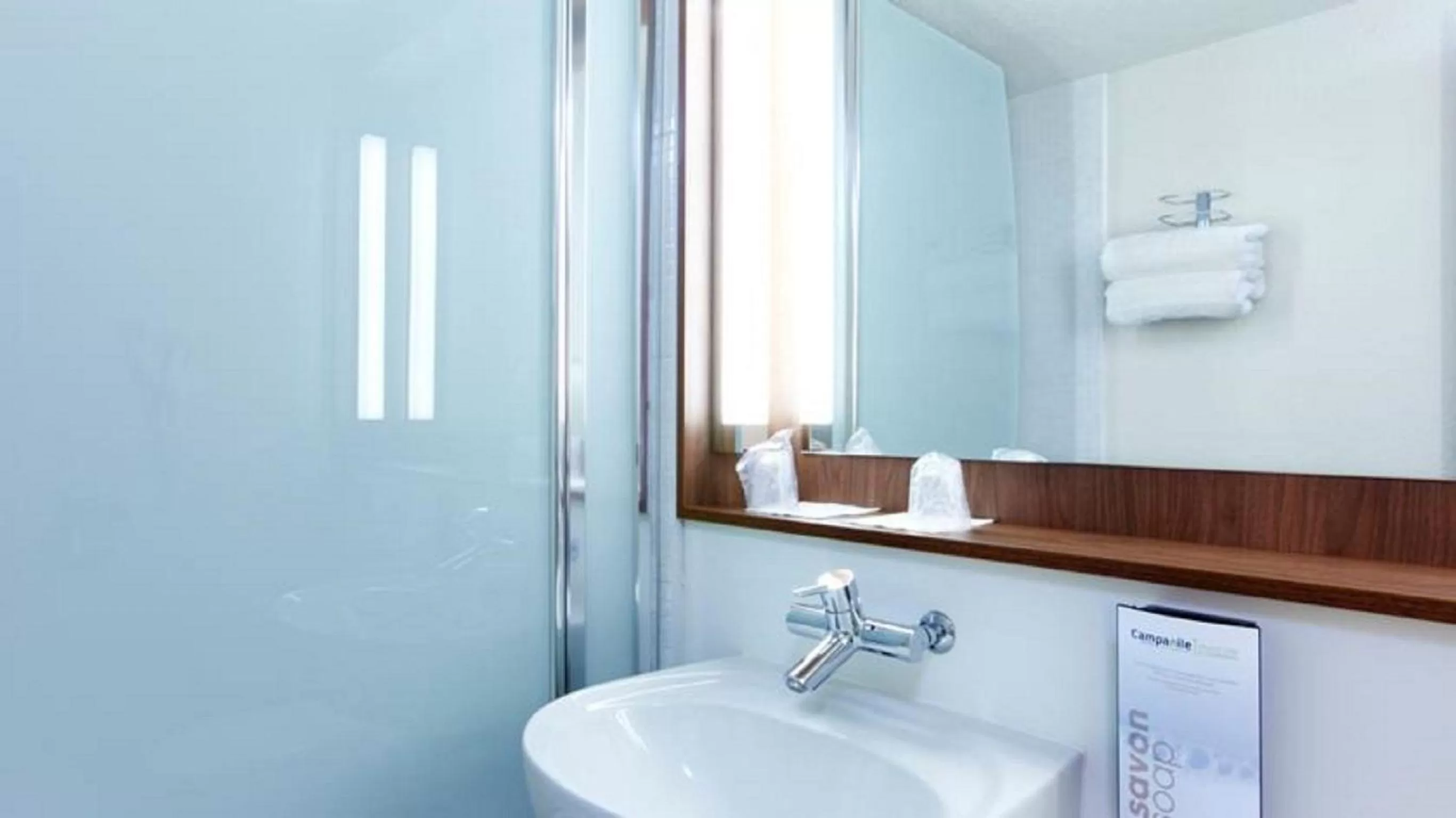 Bathroom in Campanile Dijon Sud - Marsannay