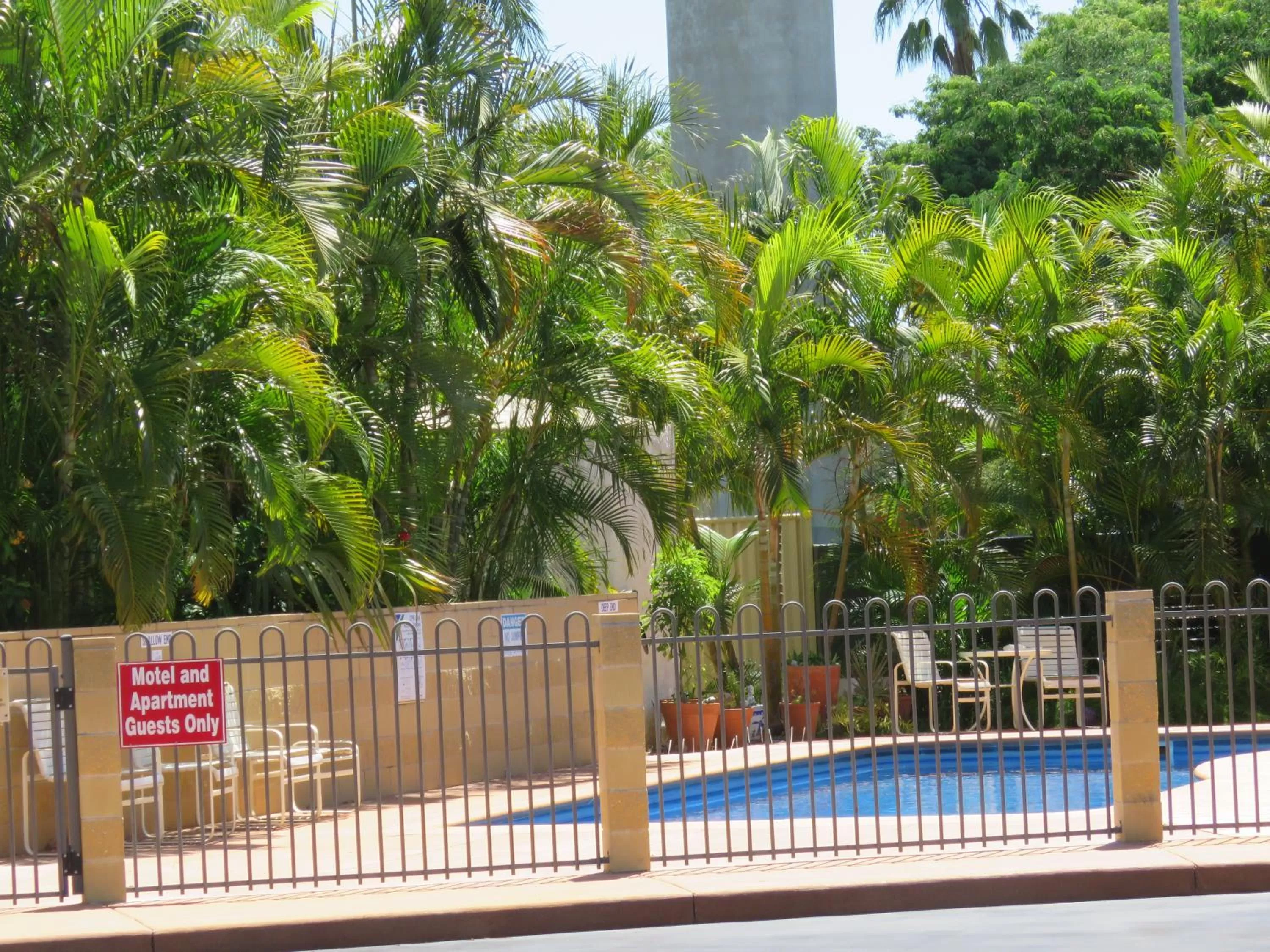 Swimming Pool in Emerald Gardens Motel & Apartments