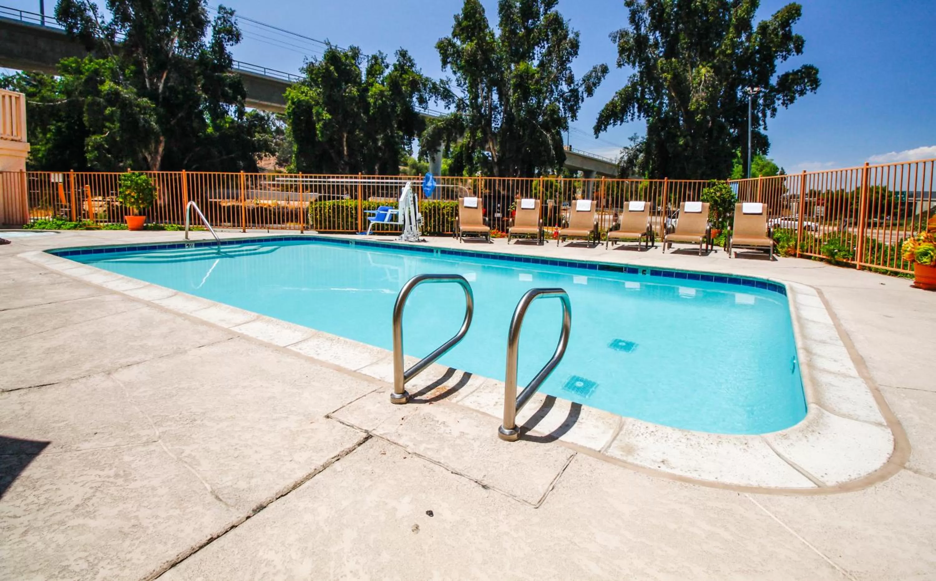 Swimming pool in Heritage Inn La Mesa
