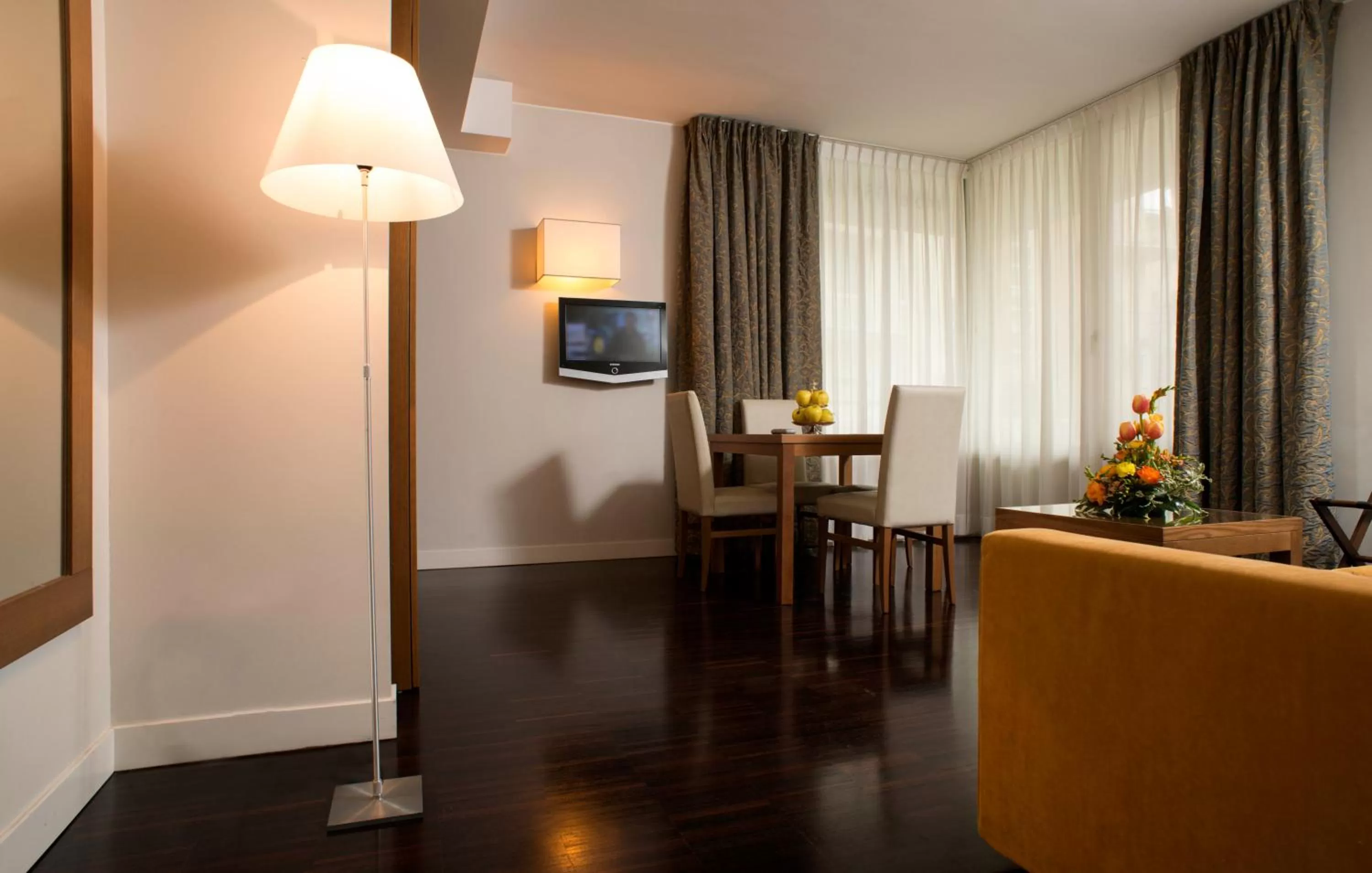 Photo of the whole room in National Hotel