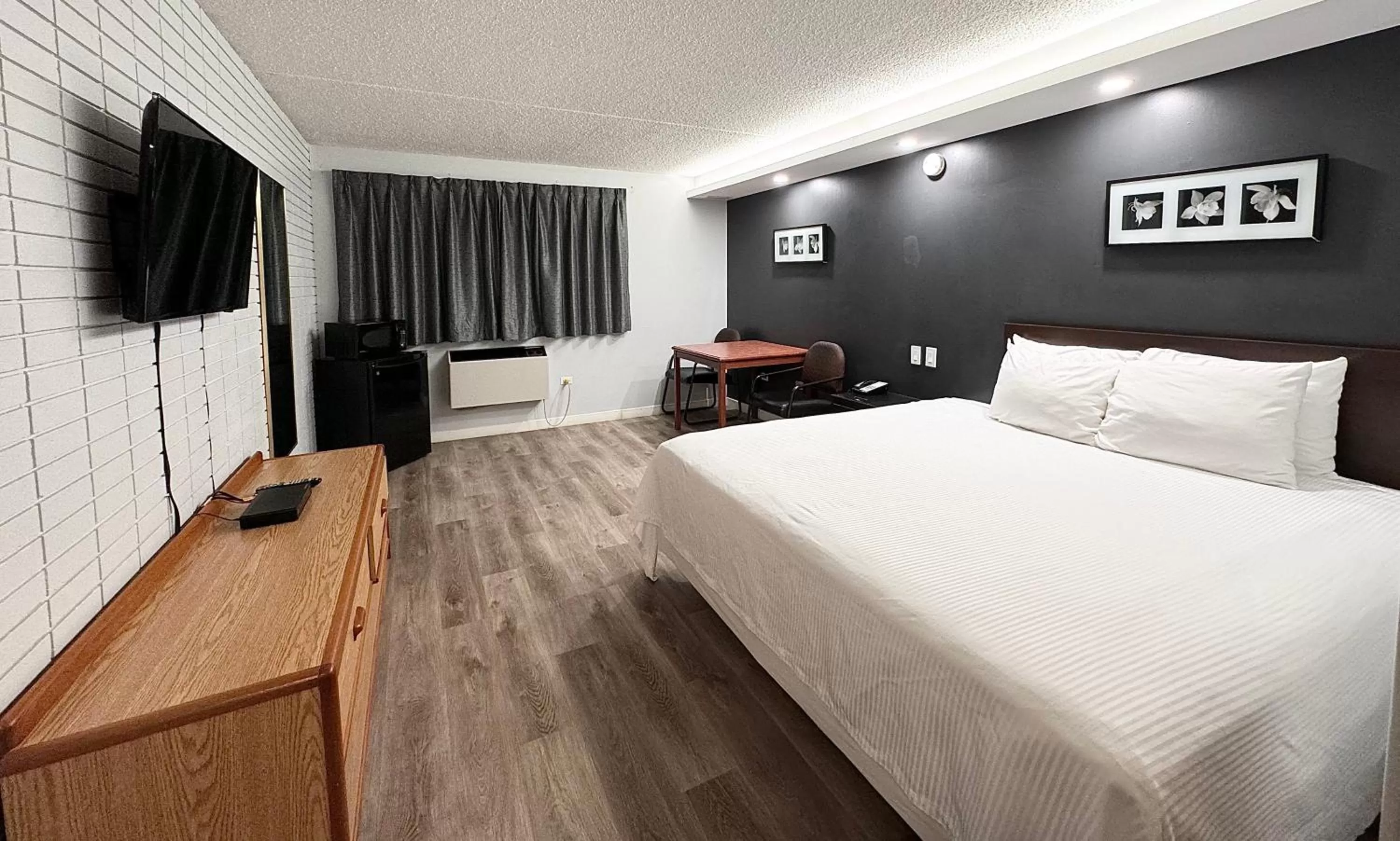 Bedroom, Bed in Travelodge by Wyndham Winnipeg