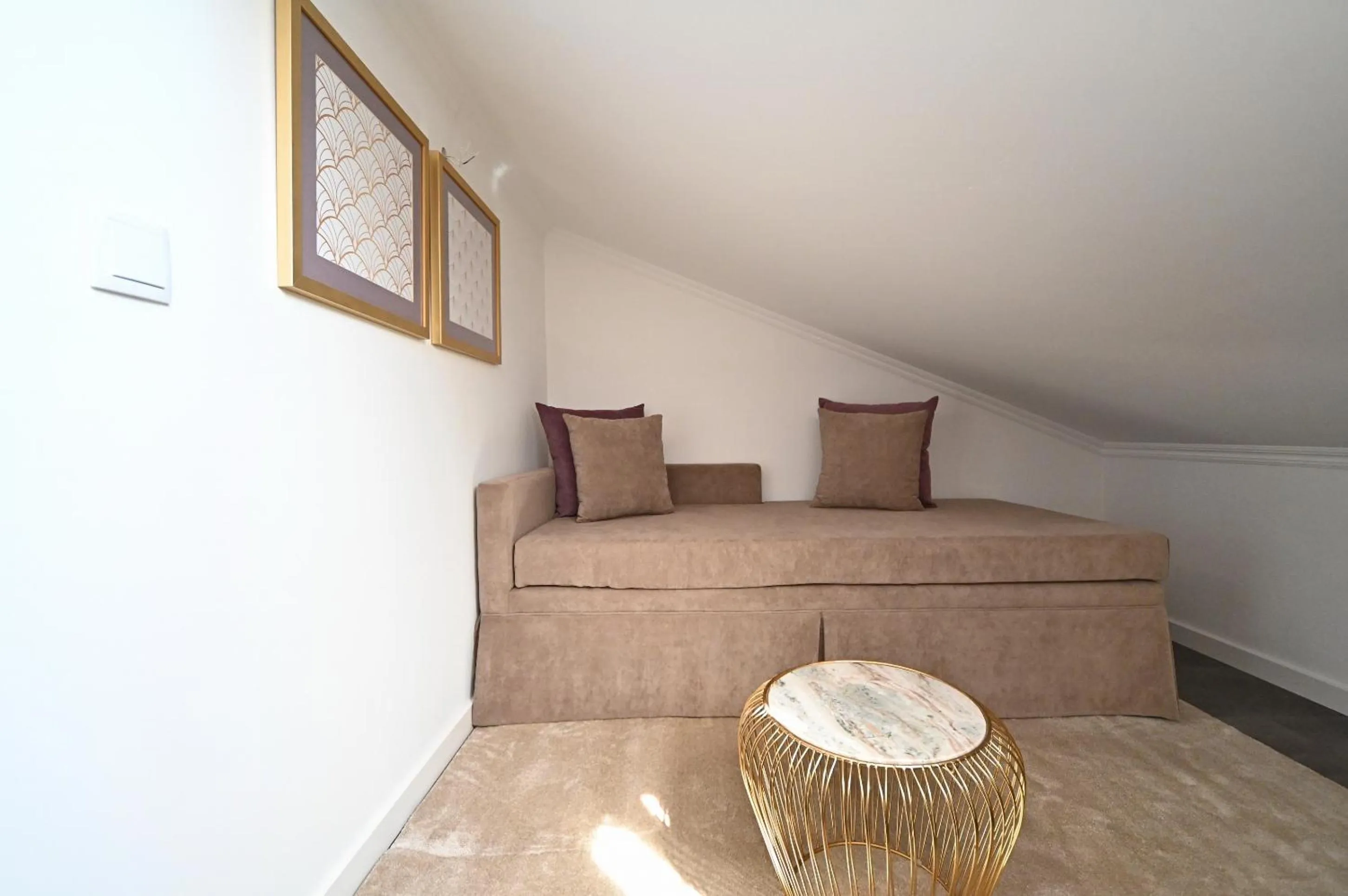 Bed in Famous Crows Lisbon Suites