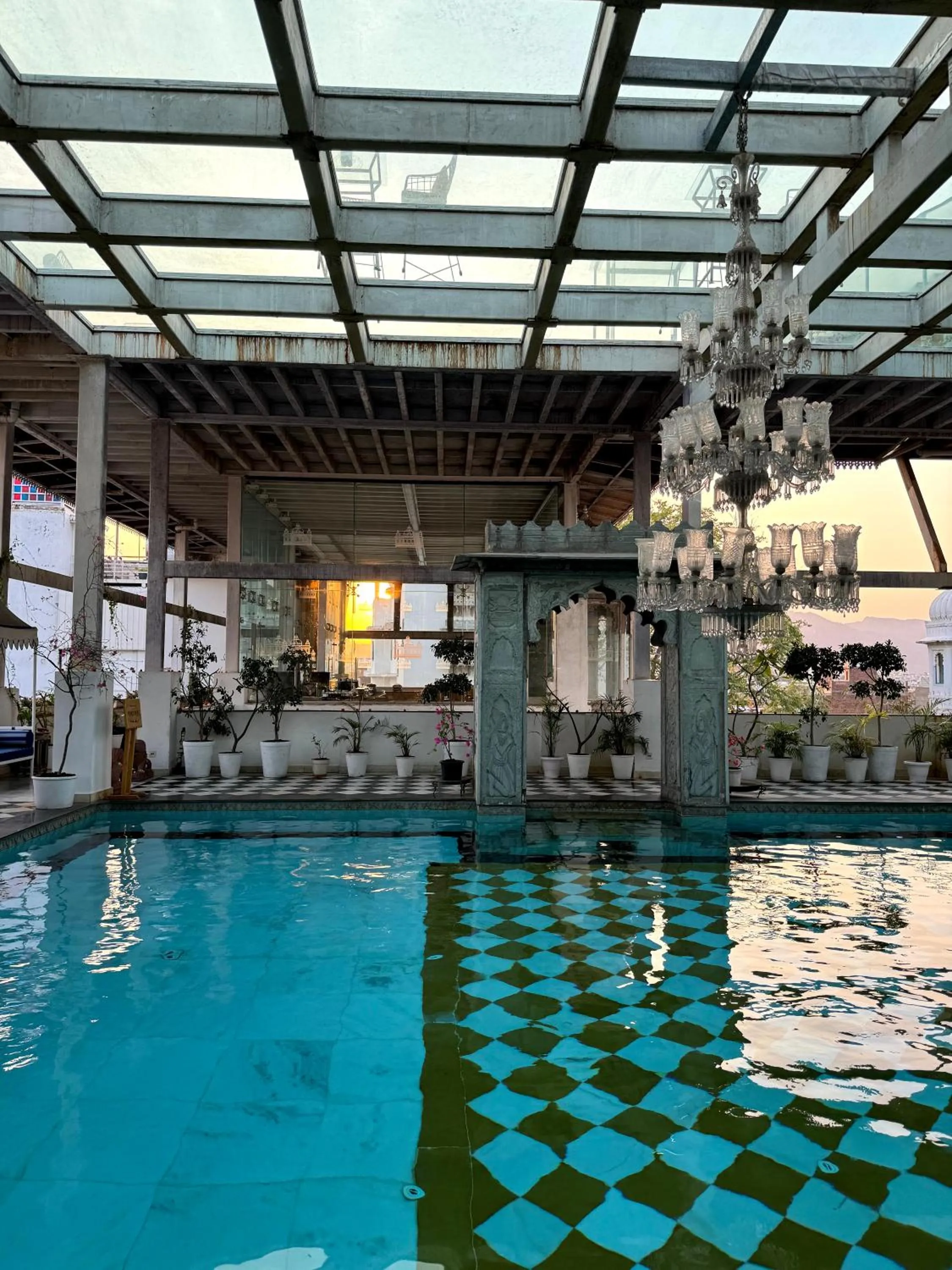 Swimming pool in Hotel Udai Kothi