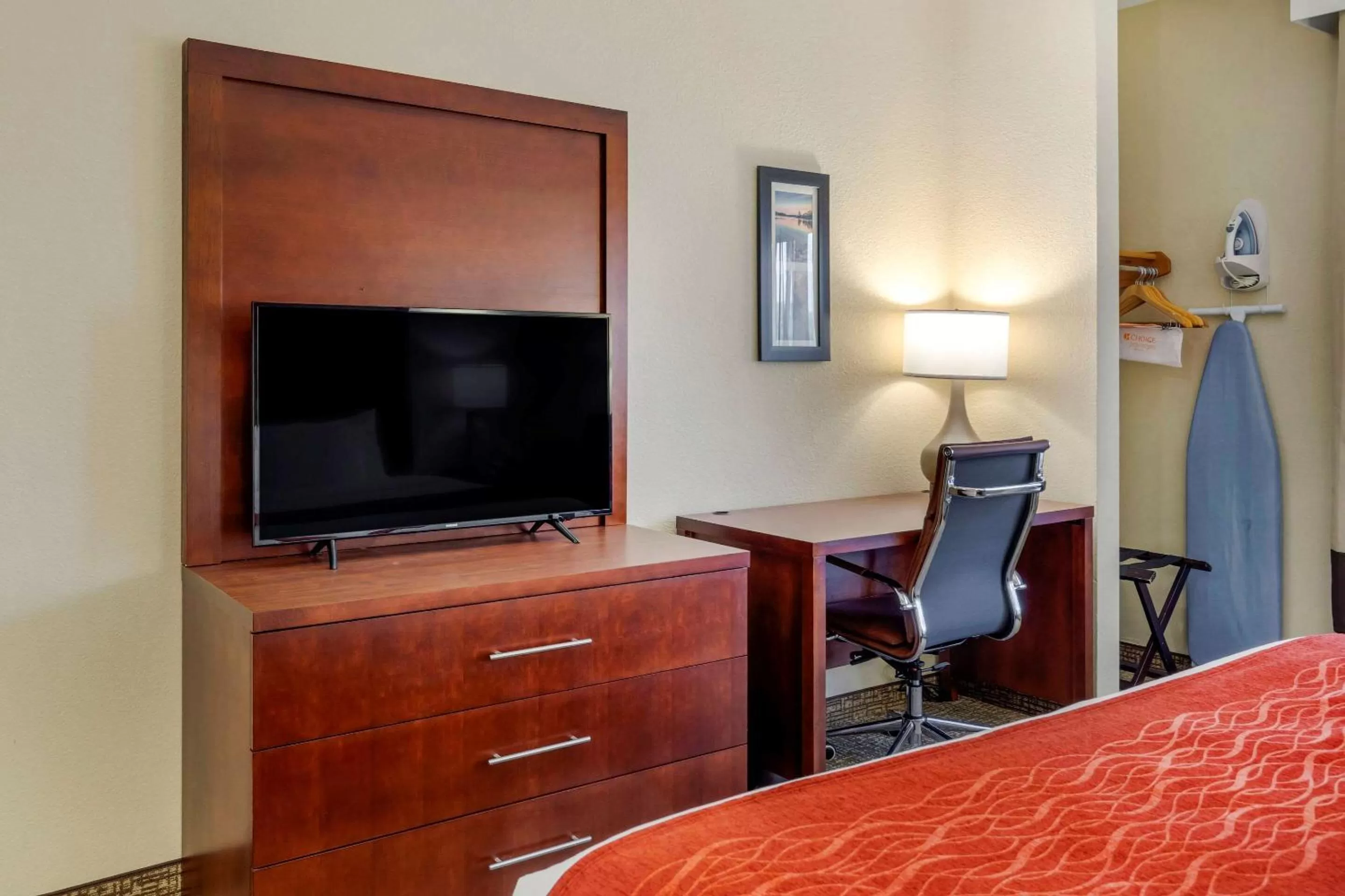 Photo of the whole room, Bed in Comfort Inn & Suites Canton Riverstone Area