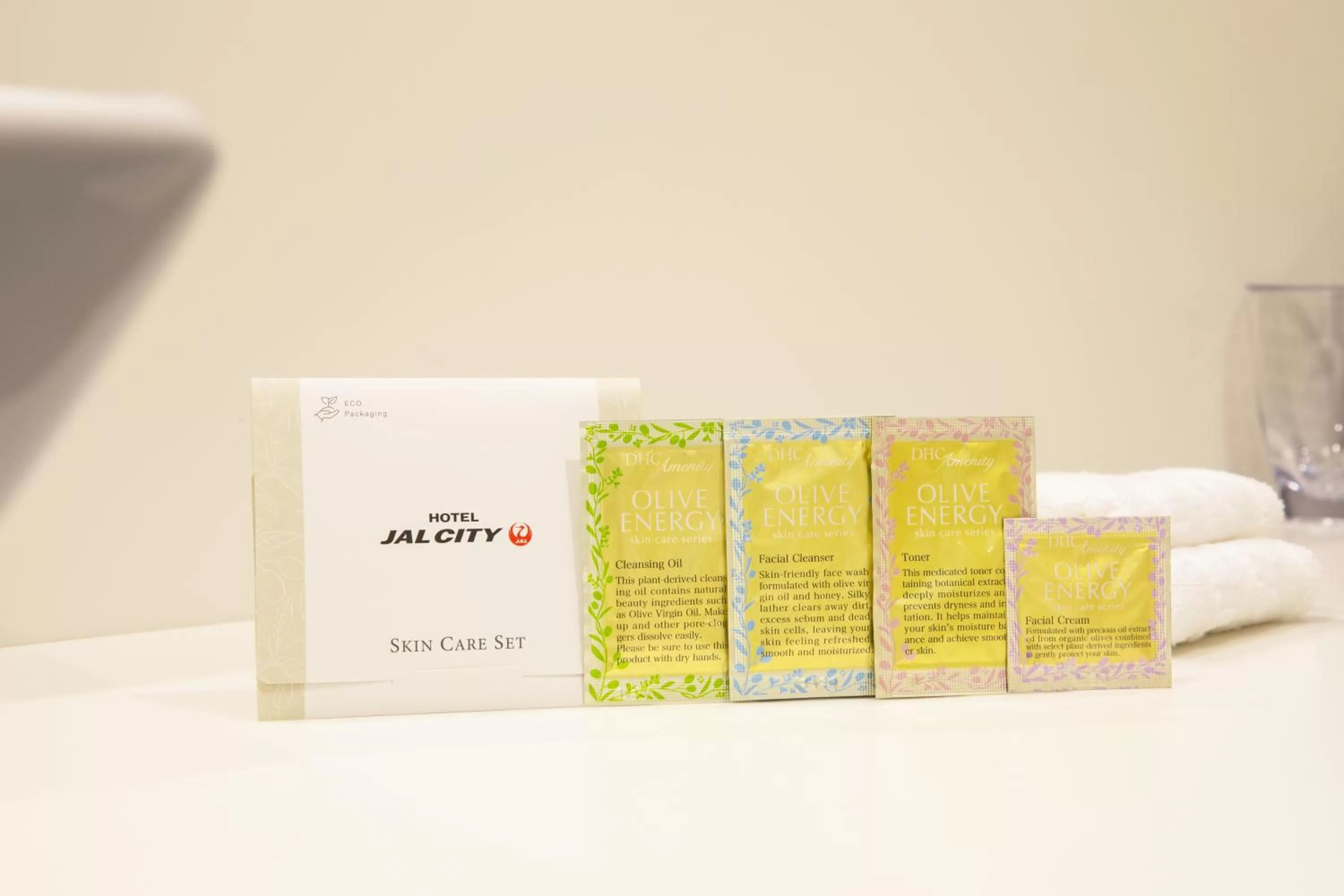 Text overlay, Bed in Hotel JAL City Fukuoka Tenjin